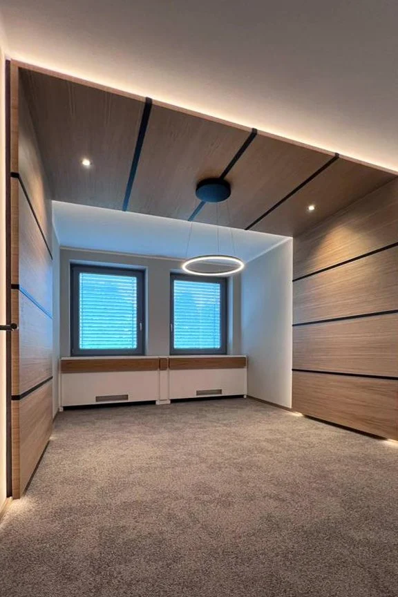 Holzpaneel mit integrierter Beleuchtung für einen Besprechungsraum.