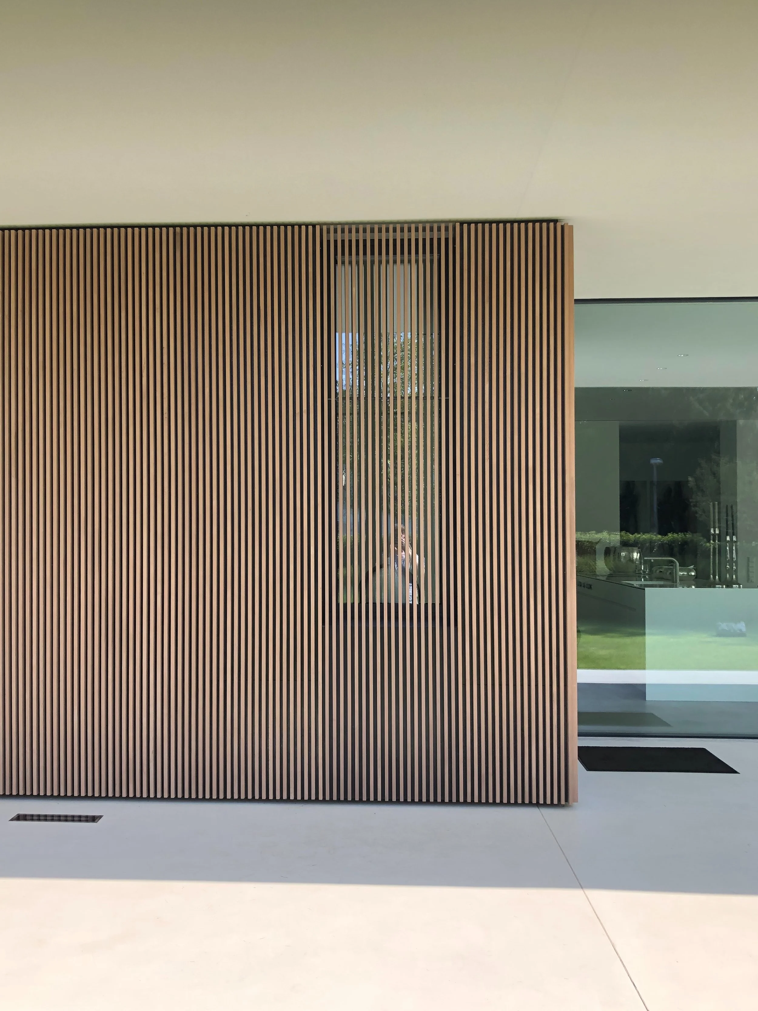 Fassadengestaltung eines Wohnhauses mit vertikalen Holzlatten