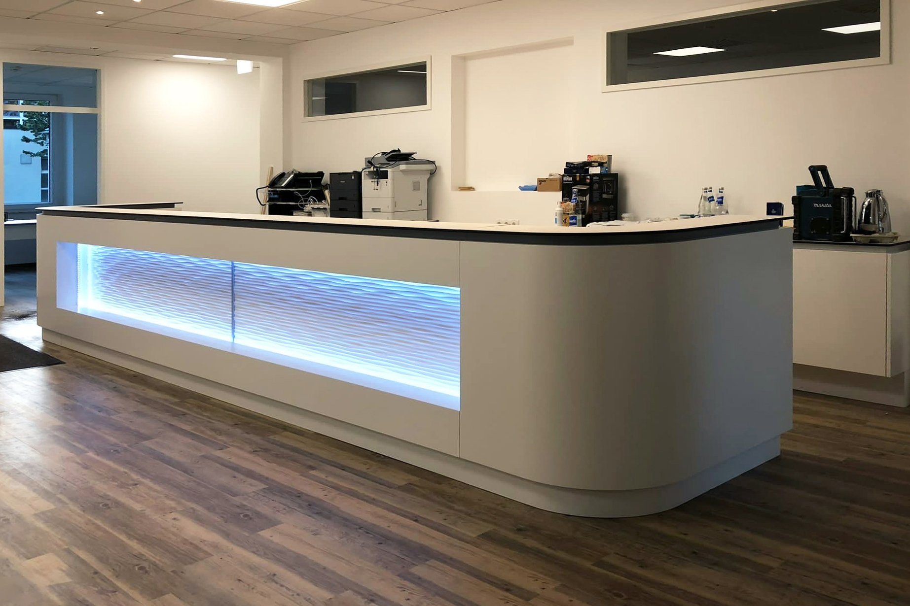 Empfangstheke mit integrierter Beleuchtung in einem Bürogebäude.
