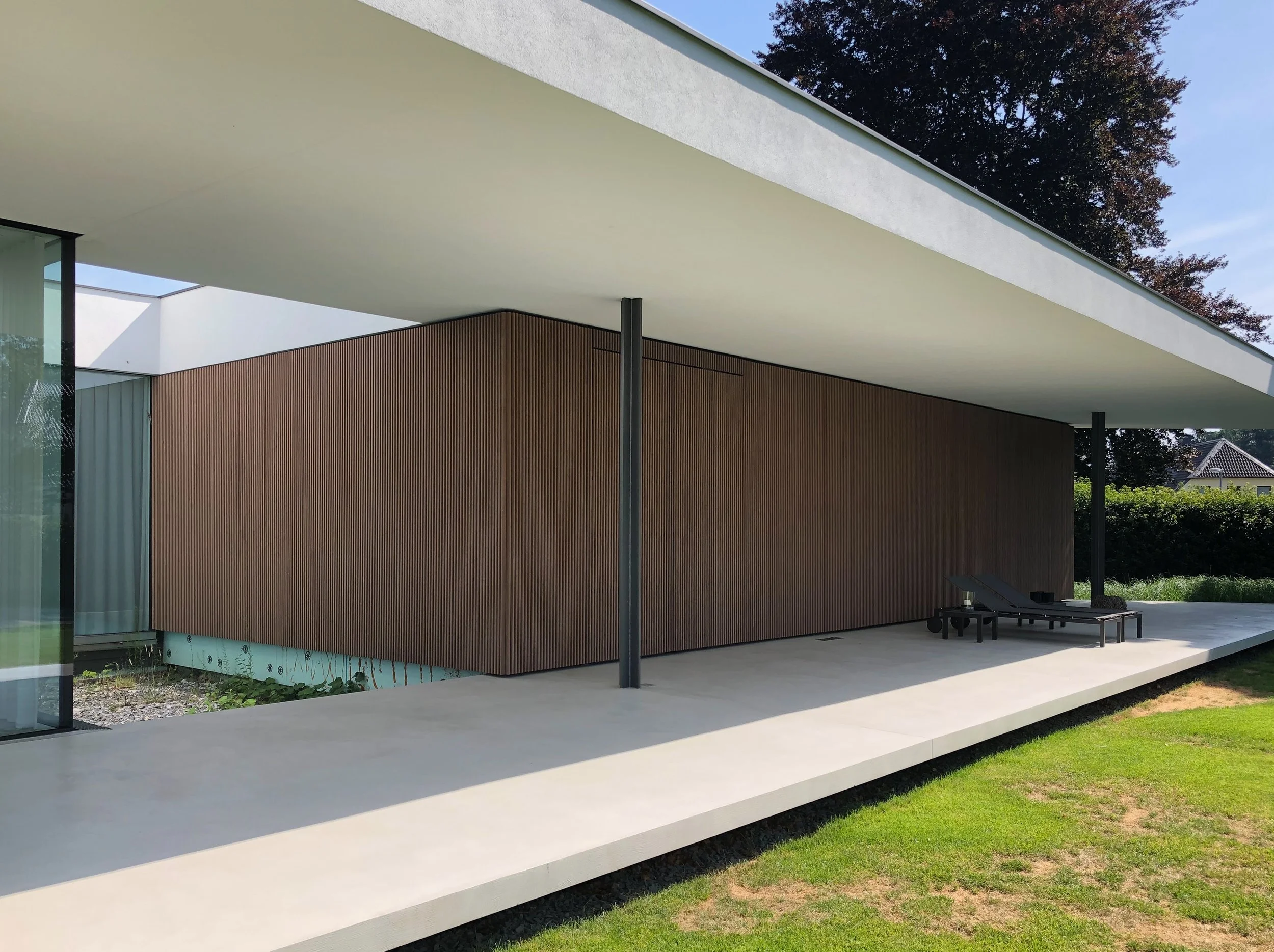 Fassadengestaltung eines Wohnhauses mit vertikalen Holzlatten