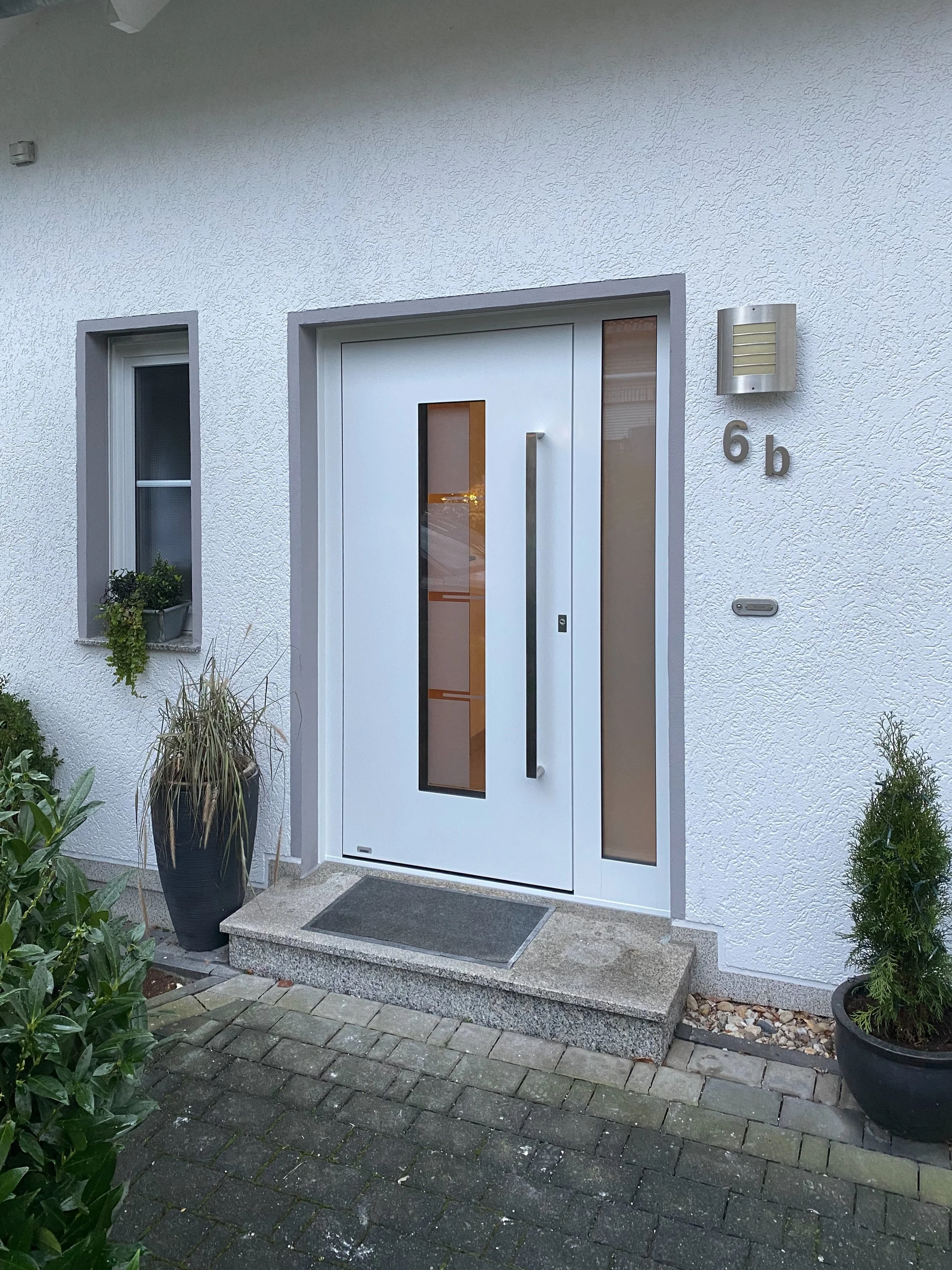 Haustür in einem bestehenden Wohnhaus