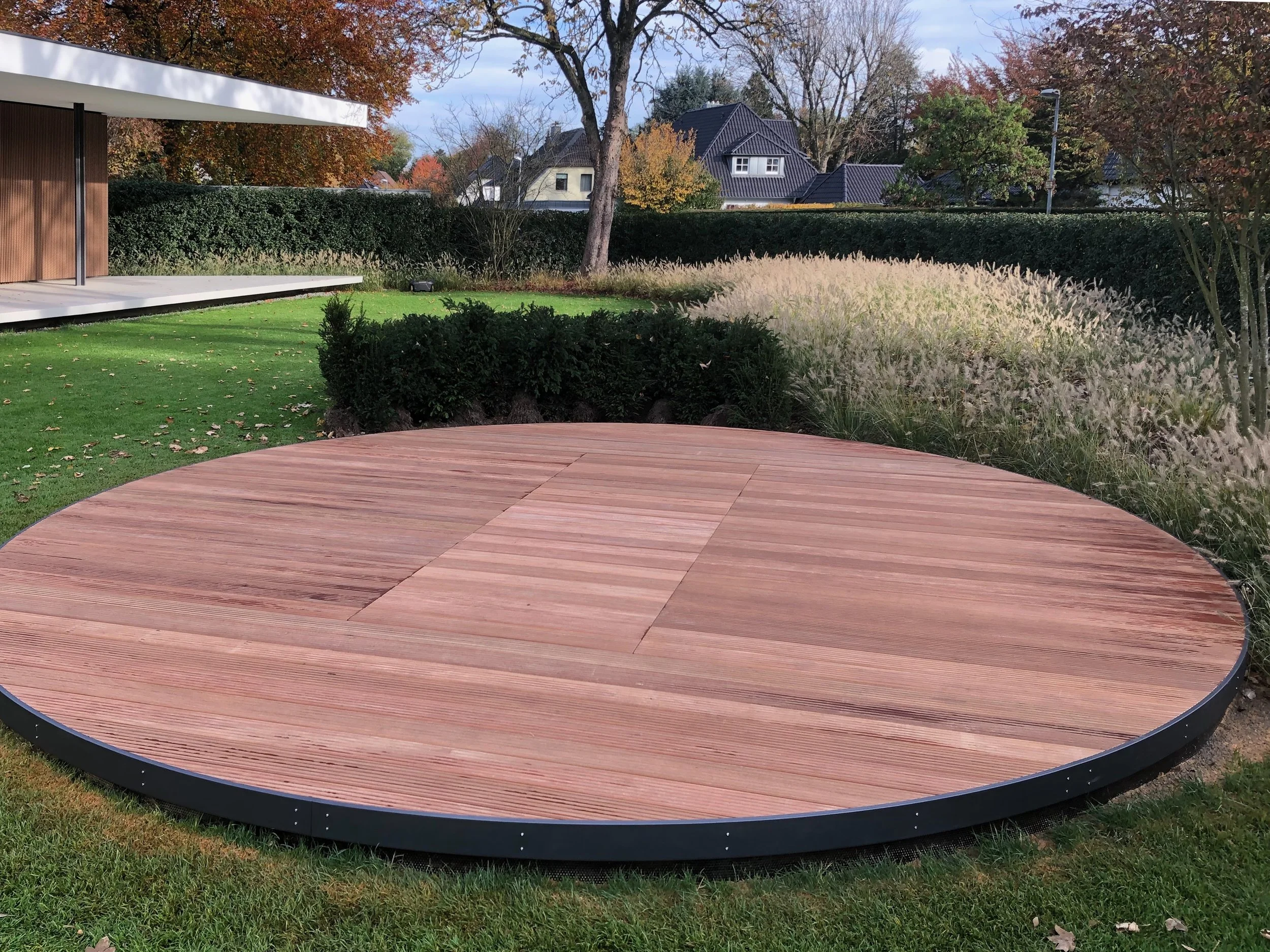 Kreisrunde Terrasse aus Holz