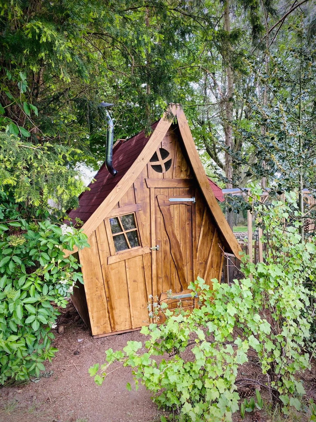 Handgefertigter Hühnerstall nach der Fertigstellung an seinem finalen Platz