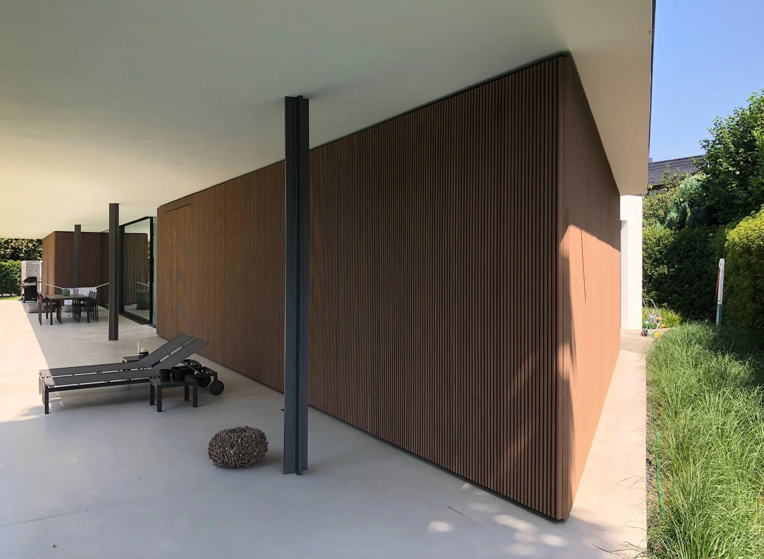 Fassadengestaltung eines Wohnhauses mit vertikalen Holzlatten