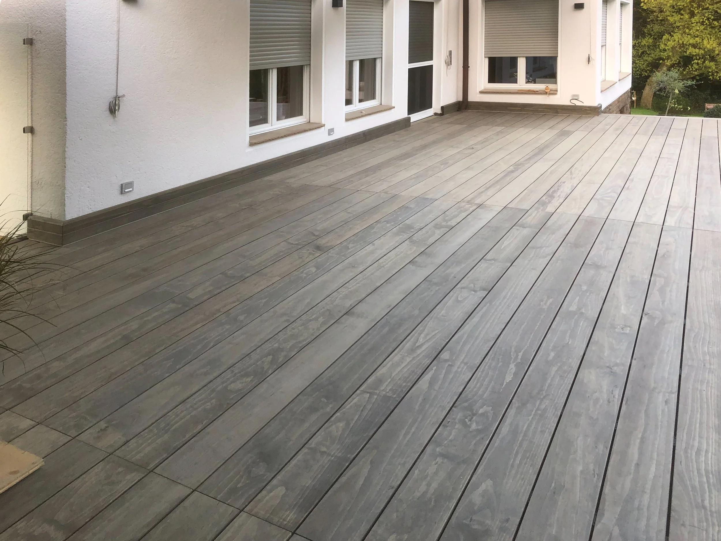 Holzterrasse mit Pool-Umrandung