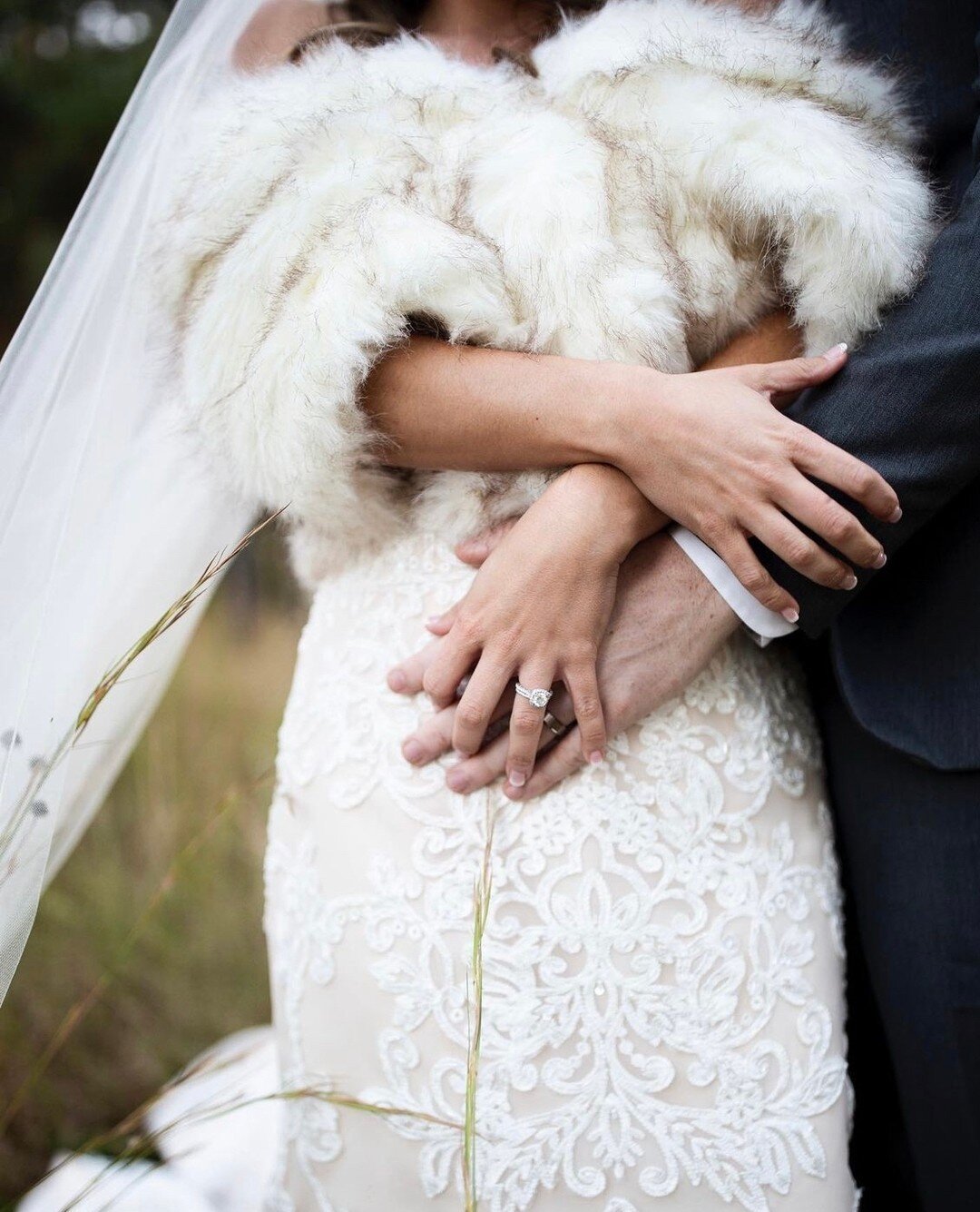 Winter brides with fur wraps 😍 Yes, please! Anything to stay warm AND fashionable 💁🏽&zwj;♀️⁠
⁠
Photographer: @live_free_photo