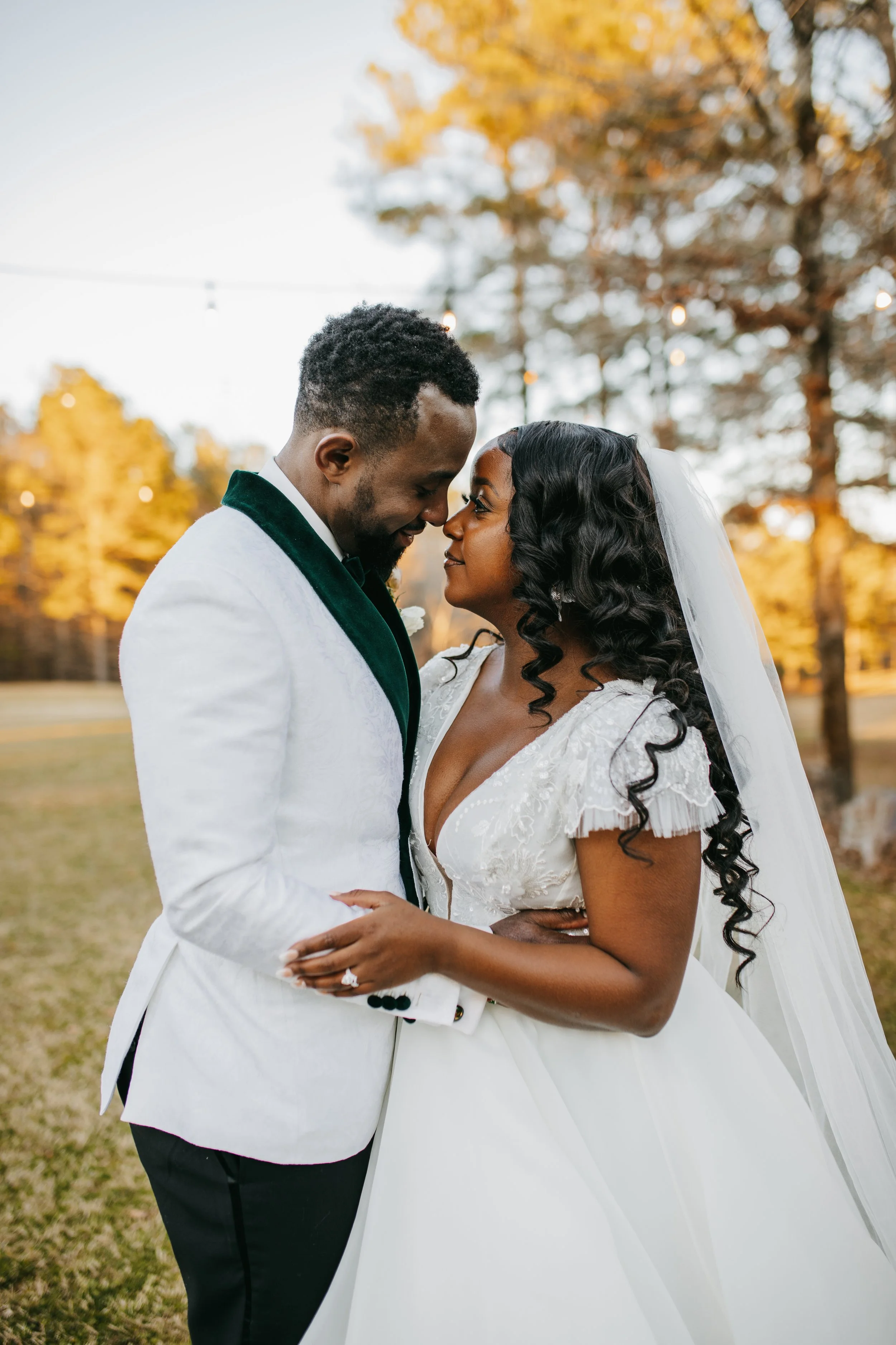 loving+couple+wedding+photo+natural+autumn+setting+background+white+wardrobe+theme