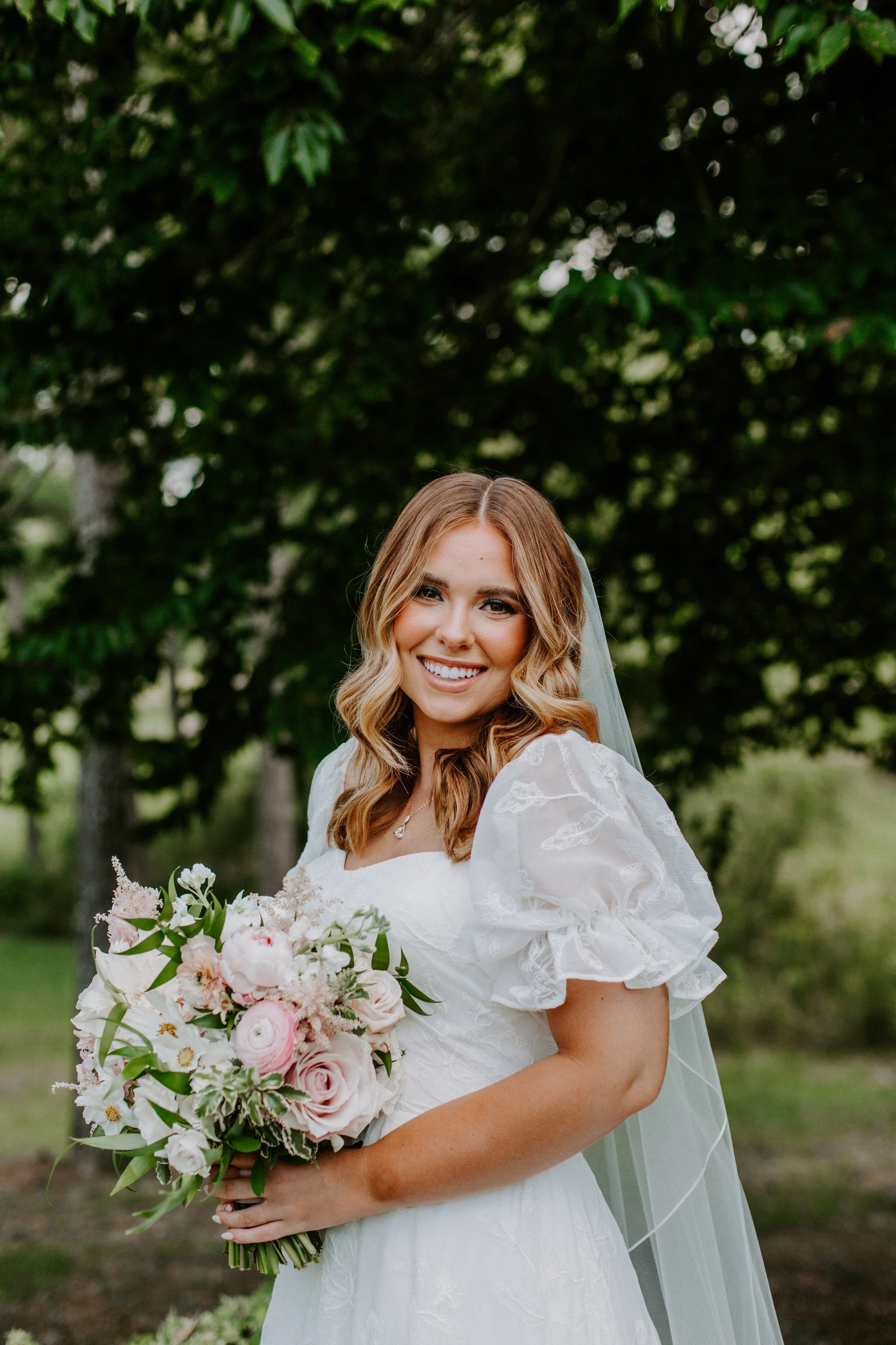smiling+blushing+bride+bouquet