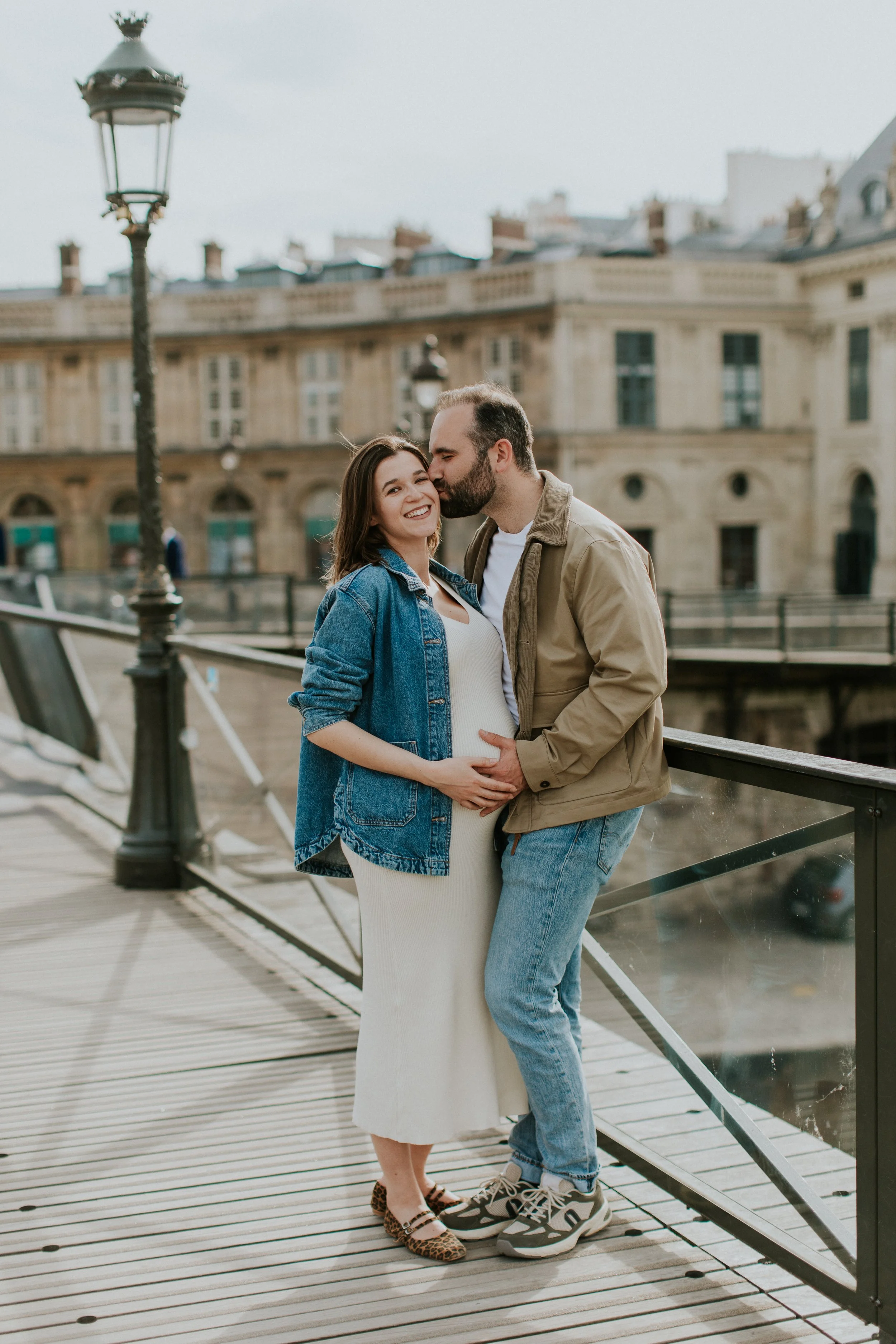 Séance photo grossesse au Pont des Arts à Paris