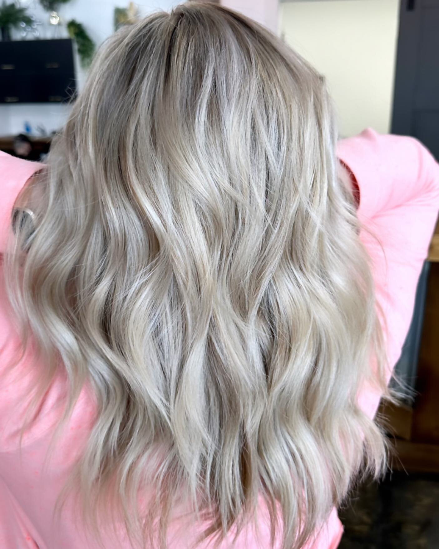 ☀️ HELLO SUMMER ☀️
beautiful blondes is one my all time favourite things about warmer weather!! 
@sabrina_hallex came to see me for a summer refresh and I&rsquo;m in love 😍 
.
.
.
@pulpriothair @pulpriotcanada @pulpriotcanada_modern @moroccanoilpro 