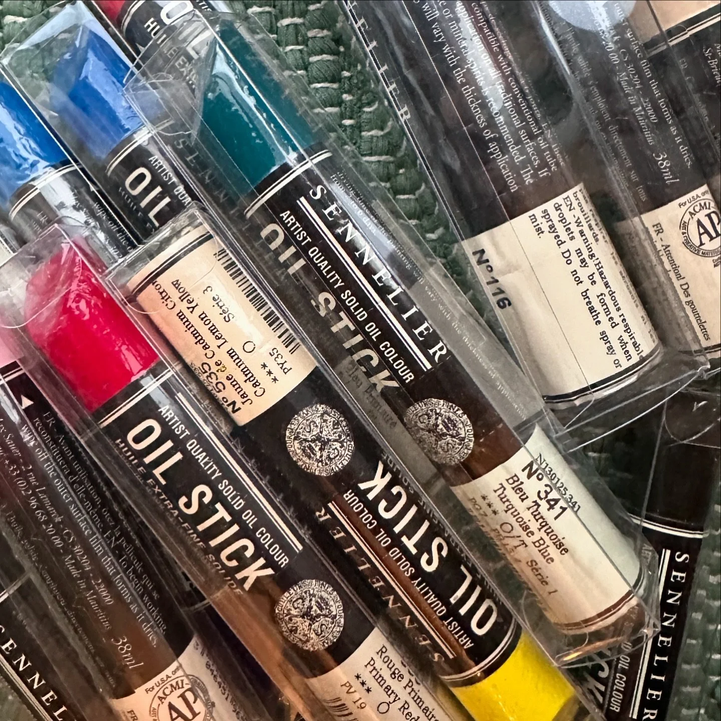 Today came a bunch of oil sticks by Sennelier, ordered at my go to art trader @gerstaeckerverlag  I am really excited to paint with them again after a longer pause. On the second layer you see some chunky marks you can draw with them.
.
.
.
.
#oilsti