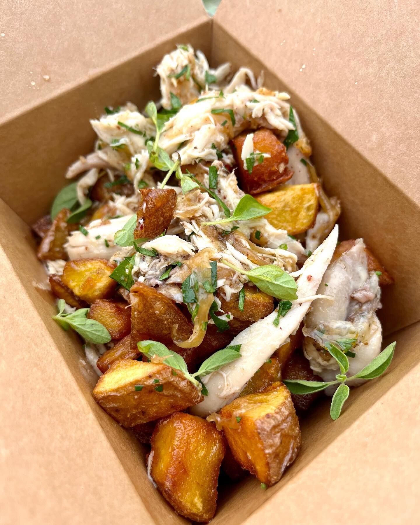 Rainy day comfort food comin&rsquo; in hot! Potatoes Lyonaisse, with chicken, carmie onions, chicken fat, and fresh herbs! 😋🥔🍗 🧅🌿🇫🇷
#labodegaoakcliff #labodegaoakcliffspecials #lyonaisse #patate #patatas #potatoes