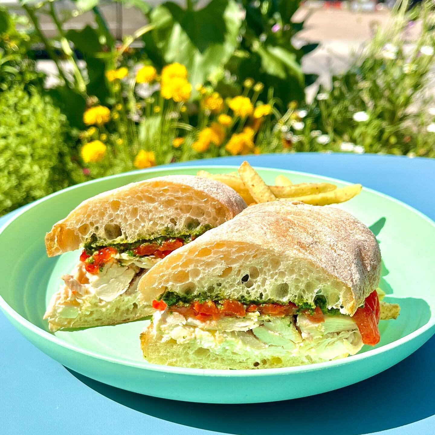 Roasted red pepper pulled chicken sammie! With fresh and creamy burrata, pistou made of arugula, basil, oregano, garlic and almonds, and zesty sumac! Served with fries chips or side salad. 🤤 #labodegaoakcliff #labodegaoakcliffspecials #labodegaoakcl