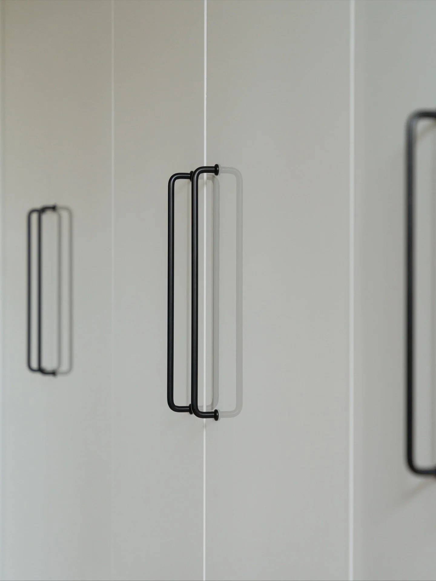 ✨ Saviez-vous que les fa&ccedil;ades de cabinets peuvent transformer compl&egrave;tement l&rsquo;ambiance d&rsquo;une cuisine ?

Le choix du style et de la quincaillerie (poign&eacute;es, profils, finis) a un impact &eacute;norme :

🔹 Les poign&eacu