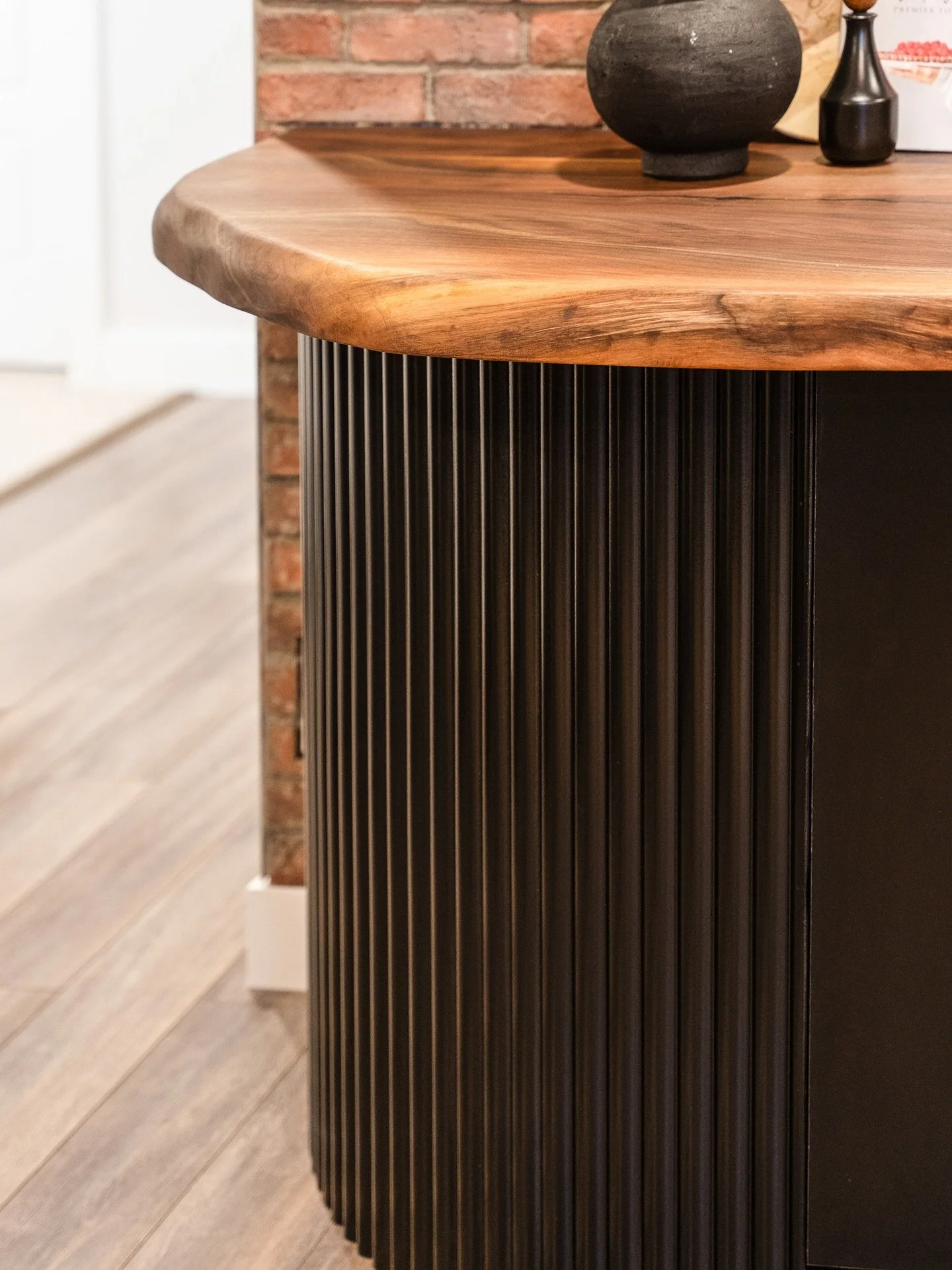 🛠️ R&eacute;inventer sans tout recommencer.

Ce projet d&eacute;montre qu&rsquo;il est possible de cr&eacute;er un espace chaleureux et fonctionnel sans passer par une d&eacute;molition compl&egrave;te.
Un jeu de textures, un &eacute;clairage repens