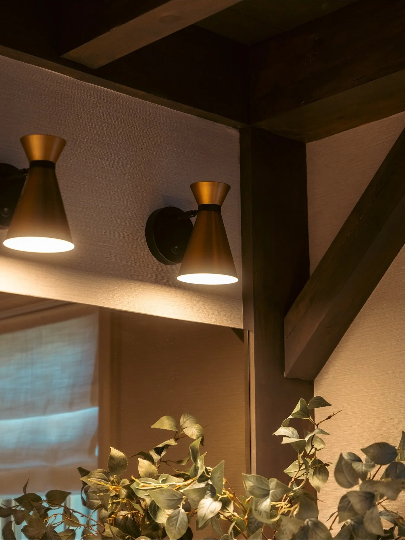 Un petit #ThrowbackThursday sur ce projet de salle d&rsquo;eau chaleureuse 🕯️

Tout &eacute;tait une question d&rsquo;&eacute;quilibre, superposer les textures et jouer avec un &eacute;clairage doux pour apporter profondeur et caract&egrave;re &agra