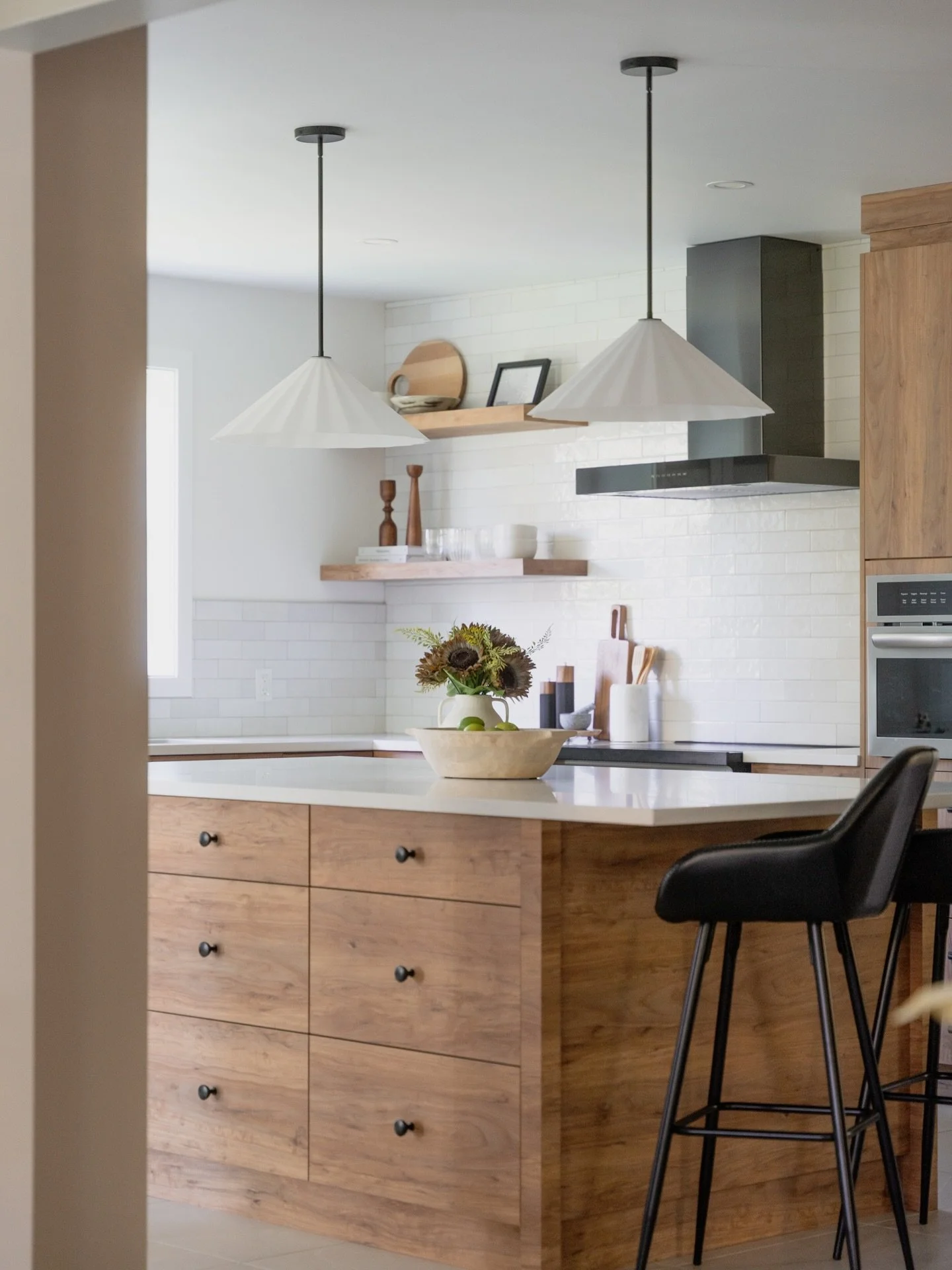 AVANT / APR&Egrave;S ✨
Cette cuisine avait besoin d&rsquo;une nouvelle identit&eacute;, une qui s&rsquo;harmonise avec l&rsquo;ext&eacute;rieur farmhouse de la maison tout en restant &eacute;pur&eacute;e, intemporelle et fonctionnelle.

En retirant l