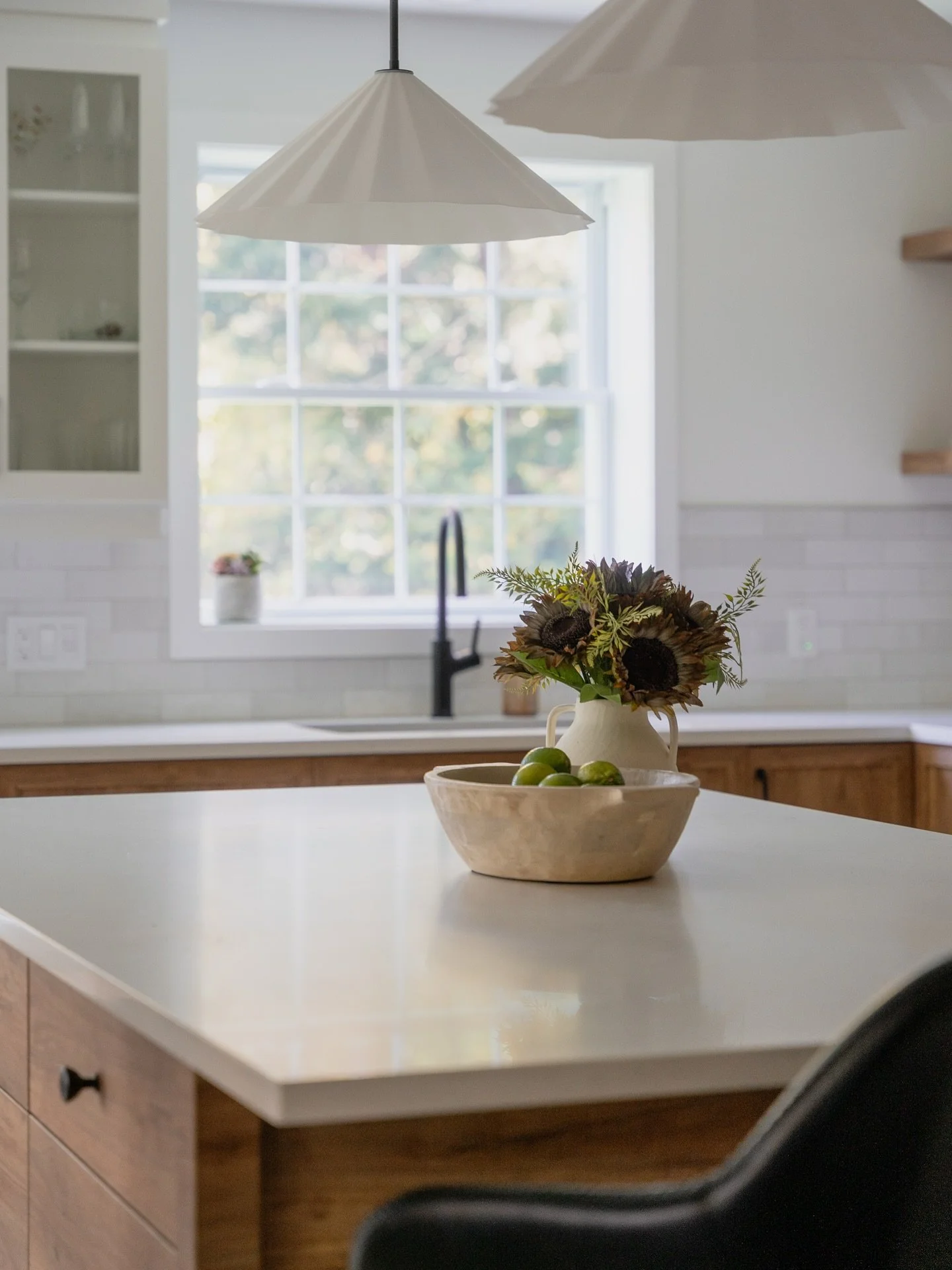 Peux-tu deviner l&rsquo;ambiance de cet espace ? 👀 R&eacute;v&eacute;lation &agrave; venir

&bull;
&bull; 

Can you guess the mood of this space? 👀 Reveal coming soon

#sneakpeek #after #kitchen #kichendesign #design #renovation #beforeandafter
