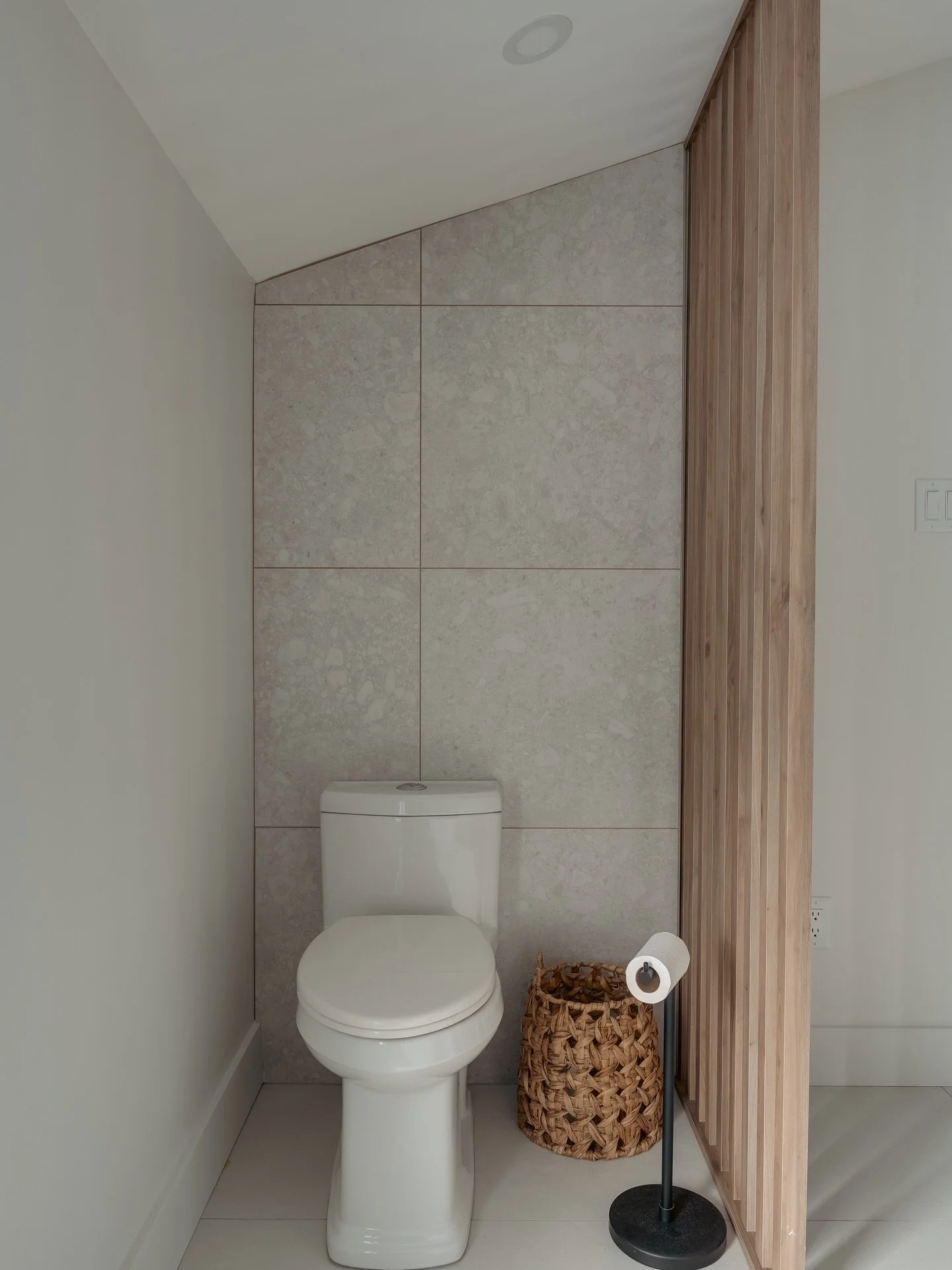 Et si vous pouviez s&eacute;parer vos espaces&hellip; sans jamais les fermer ? 🚪

C&rsquo;est exactement le r&ocirc;le des divisions psychologiques

Lattes de bois, verri&egrave;res, panneaux ajour&eacute;s : ces &eacute;l&eacute;ments ne coupent pa