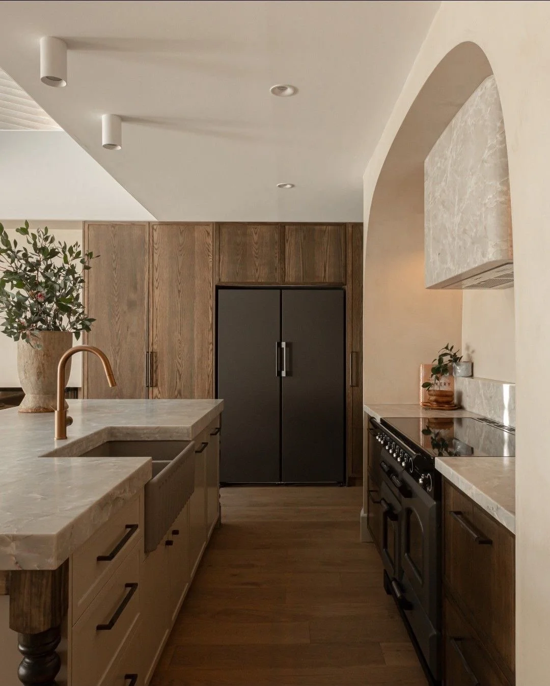 Petit moment inspiration aujourd&rsquo;hui 🤍

Cette cuisine est un vrai coup de c&oelig;ur.
Douce, &eacute;l&eacute;gante et &eacute;pur&eacute;e&hellip; avec des mati&egrave;res naturelles qui apportent chaleur et caract&egrave;re.

Un bel exemple 