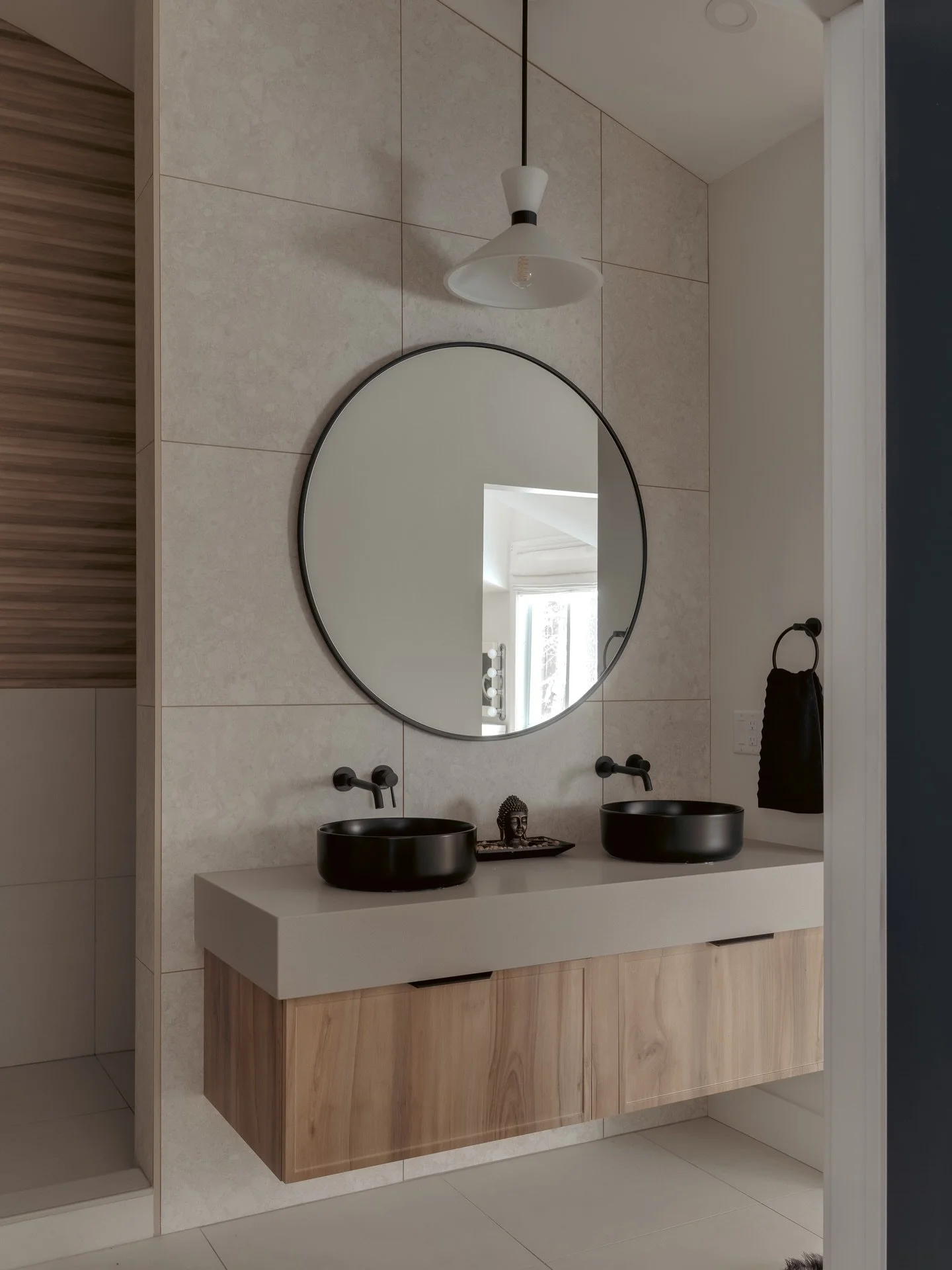 AVANT/APR&Egrave;S
Plus qu&rsquo;une r&eacute;novation, une nouvelle vision.
Un agencement repens&eacute;, des mat&eacute;riaux choisis avec soin, et un espace qui respire enfin.
&bull;
&bull;
BEFORE/ AFTER
More than a refresh a whole new vision.
New