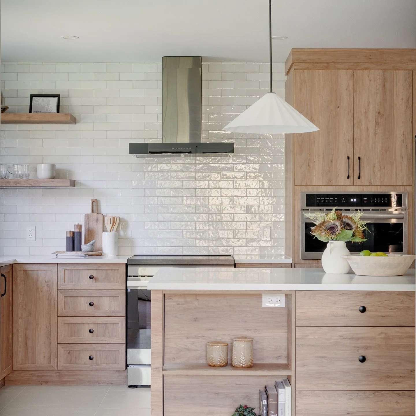 Intemporelle &amp; Chaleureuse.
Une cuisine qui traverse le temps 🤍

&bull;
&bull;

Timeless &amp; Refined
A kitchen you never get tired of looking at 🤍
