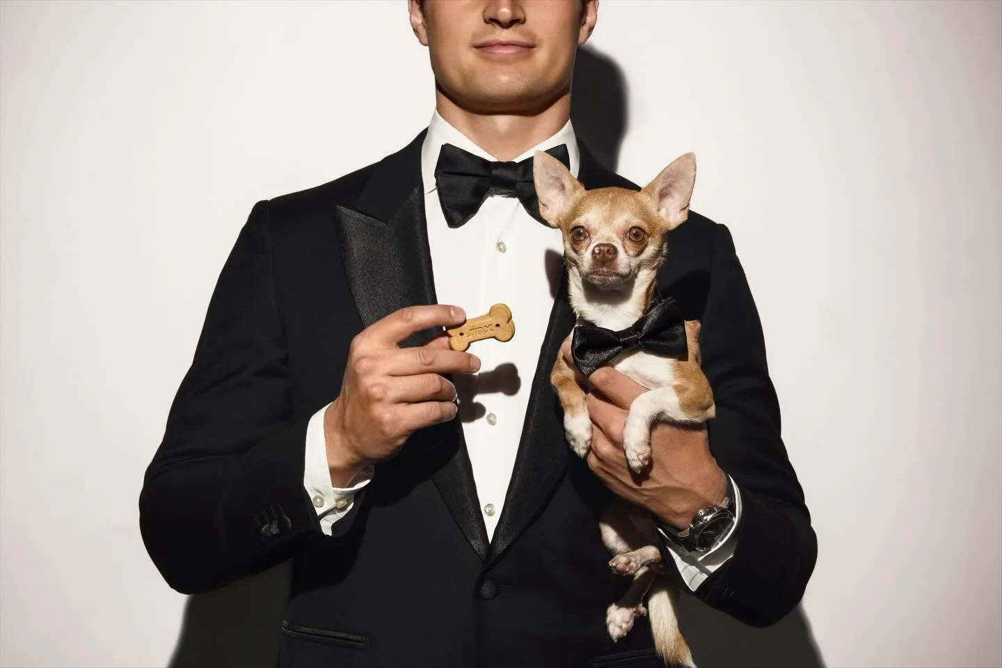 Oscars night for @thinkjinx 🎞️🍿🐶

@tishanbaldeo @wafflestudio.ca @anna_collini_ @toriandbean @katia.iefymova @chester_iggy_ @l_rose_eisenhauer @heymisscollins 

#torontocommercialphotographer #commercialphotographer #editorialphotgrapher