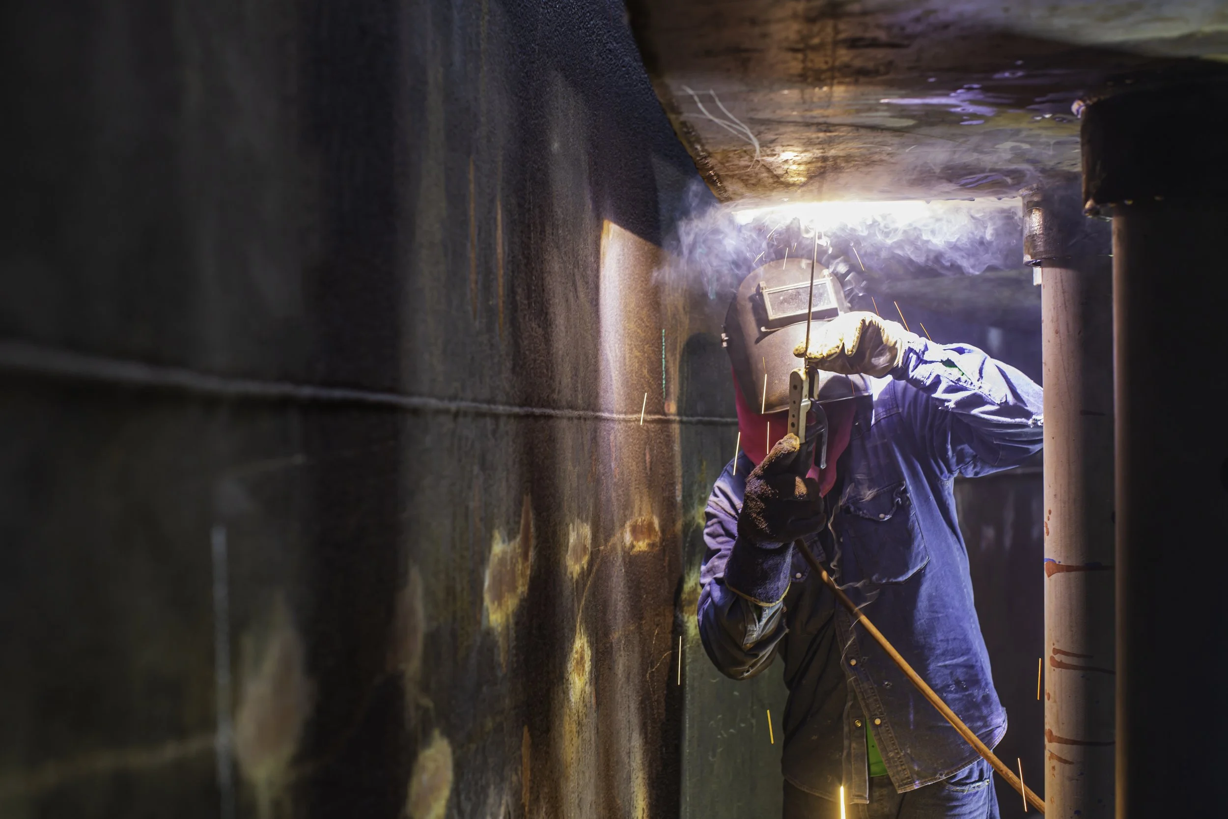 vecteezy_welding-male-worker-metal-arc-is-part-in-machinery-tank_9207162.jpg