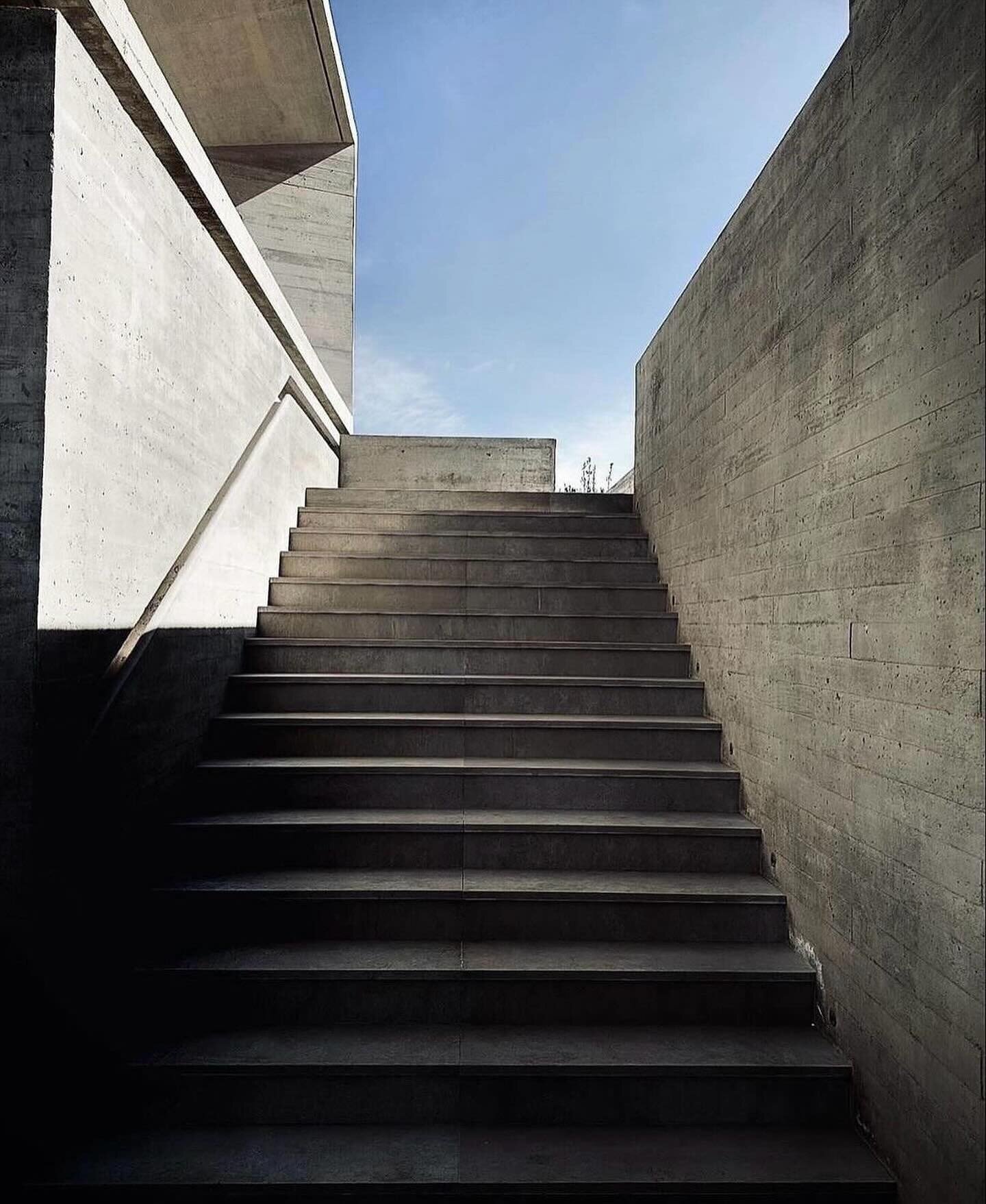 architecture beauty | v&iacute;a @mukacasestudy | @gonzalomardonesarquitectos⁣
⁣
⁣
⁣
#architecture #chile #designinspiration #southamerica #brutalistarchitecture #archdigest #vogueliving #design #stairs #designer #interiordesigner #travel