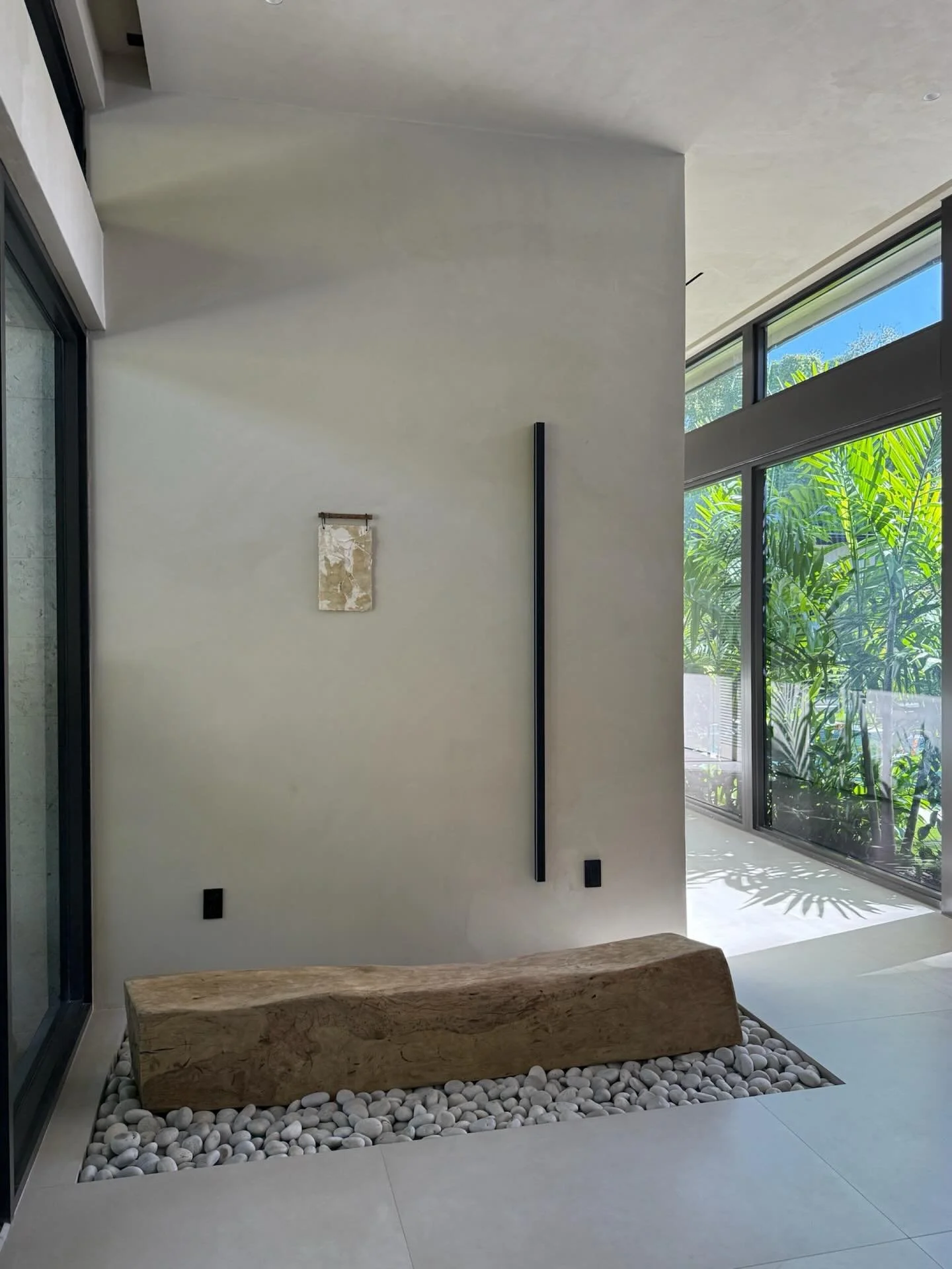 Styled this entryway with a beautiful work by @silviademarchistudio
@jastudiogallery