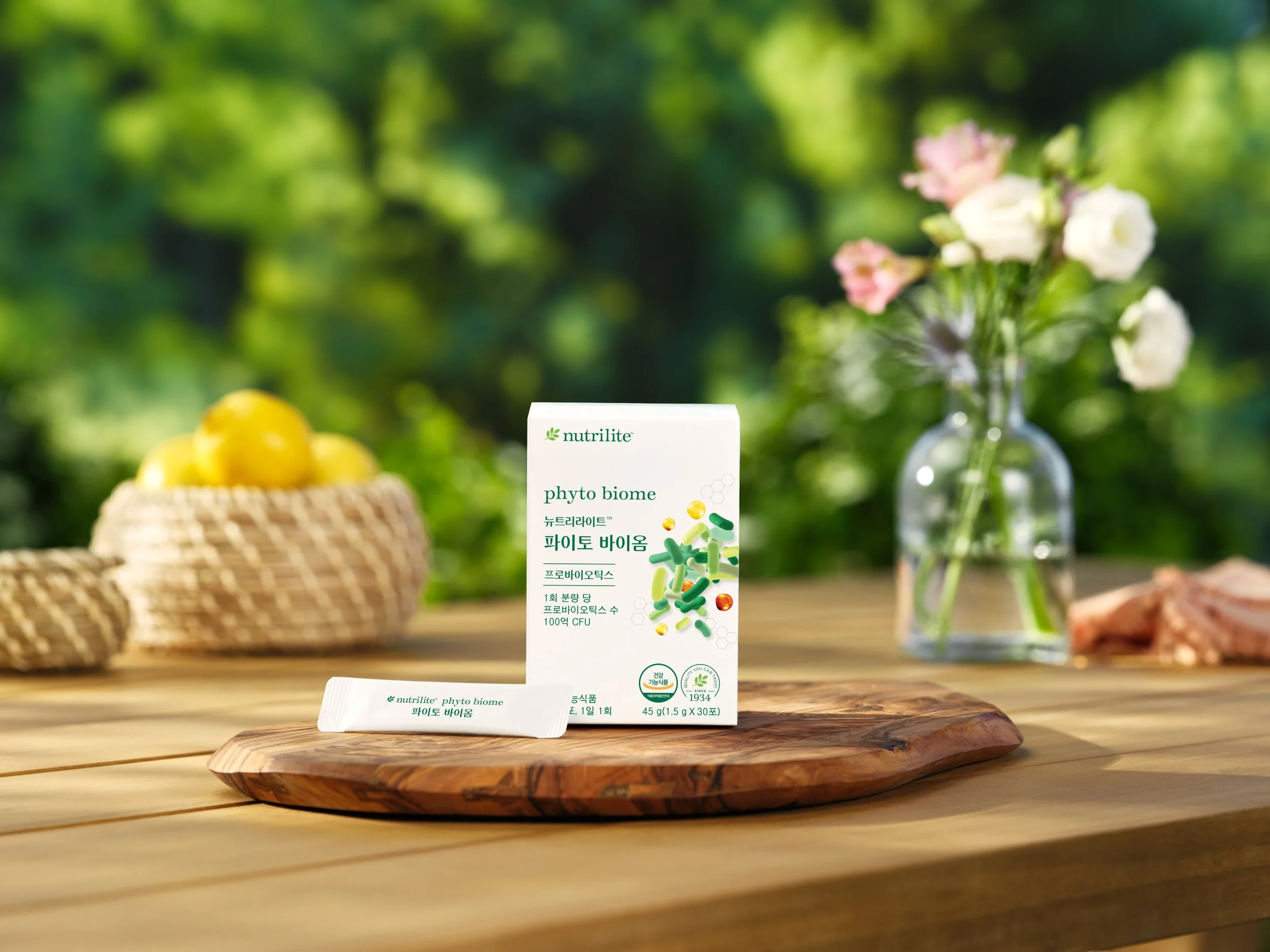 AMW_25-015_NutriliteProbioticCampaign_6_GreeneryOutdoor_Carton_StickPack_0054_Hero_WorkingFile_R3-Proof.jpg