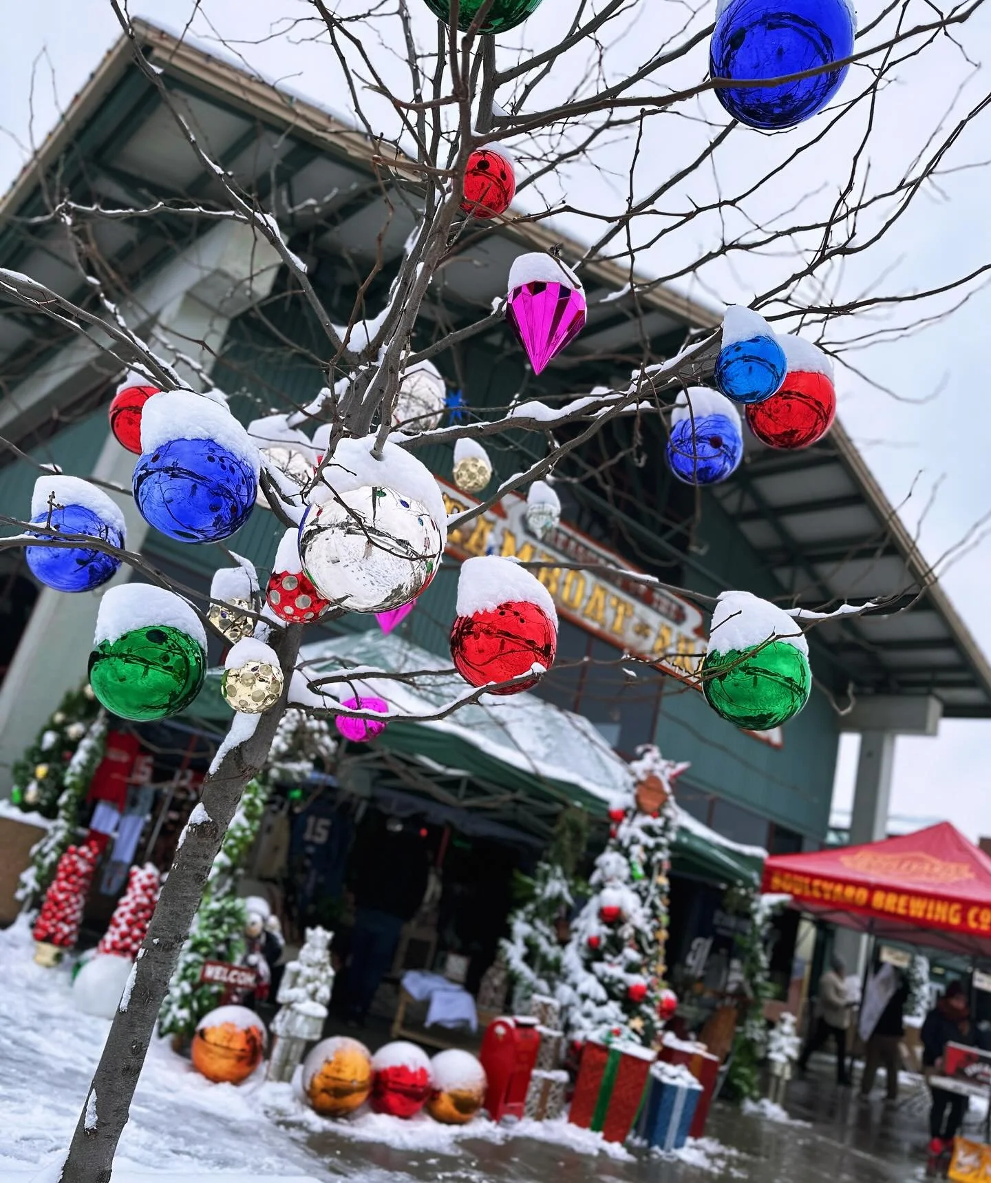 Snow 🤝 Small Business Saturday. Come out to City Market and support your local makers and find the perfect gift for your snowperson this year ☃️😉 Here till 4!! #merrymarket #shopsmall #smallbusinesssaturday #supportlocal