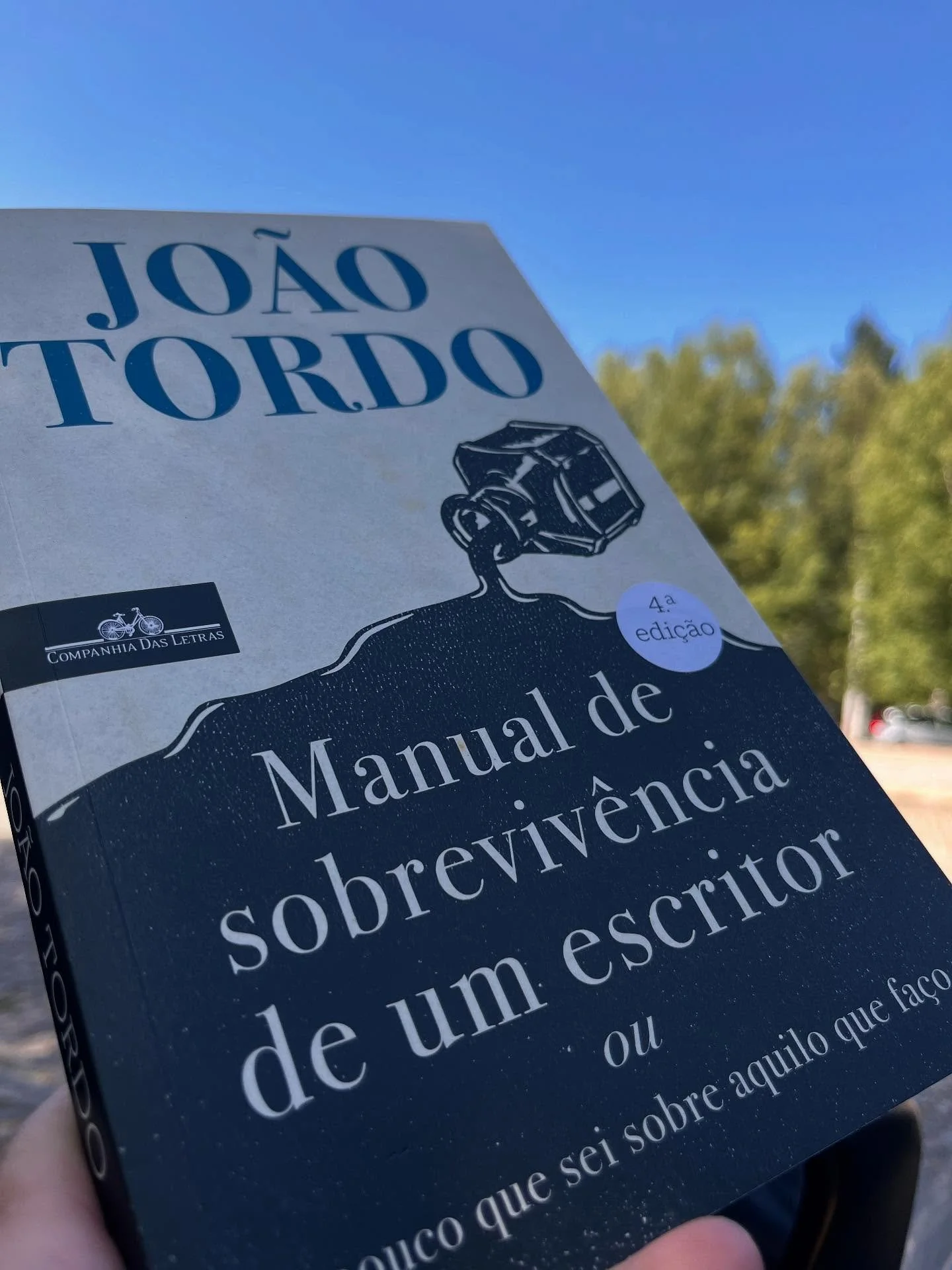 📖✨ Currently reading Manual de Sobrevivência de um Escritor (A Writer’s Survival Manual) by João Tordo.
It’s not just about writing—it’s about endurance, discipline, and the strange beauty of creating something o