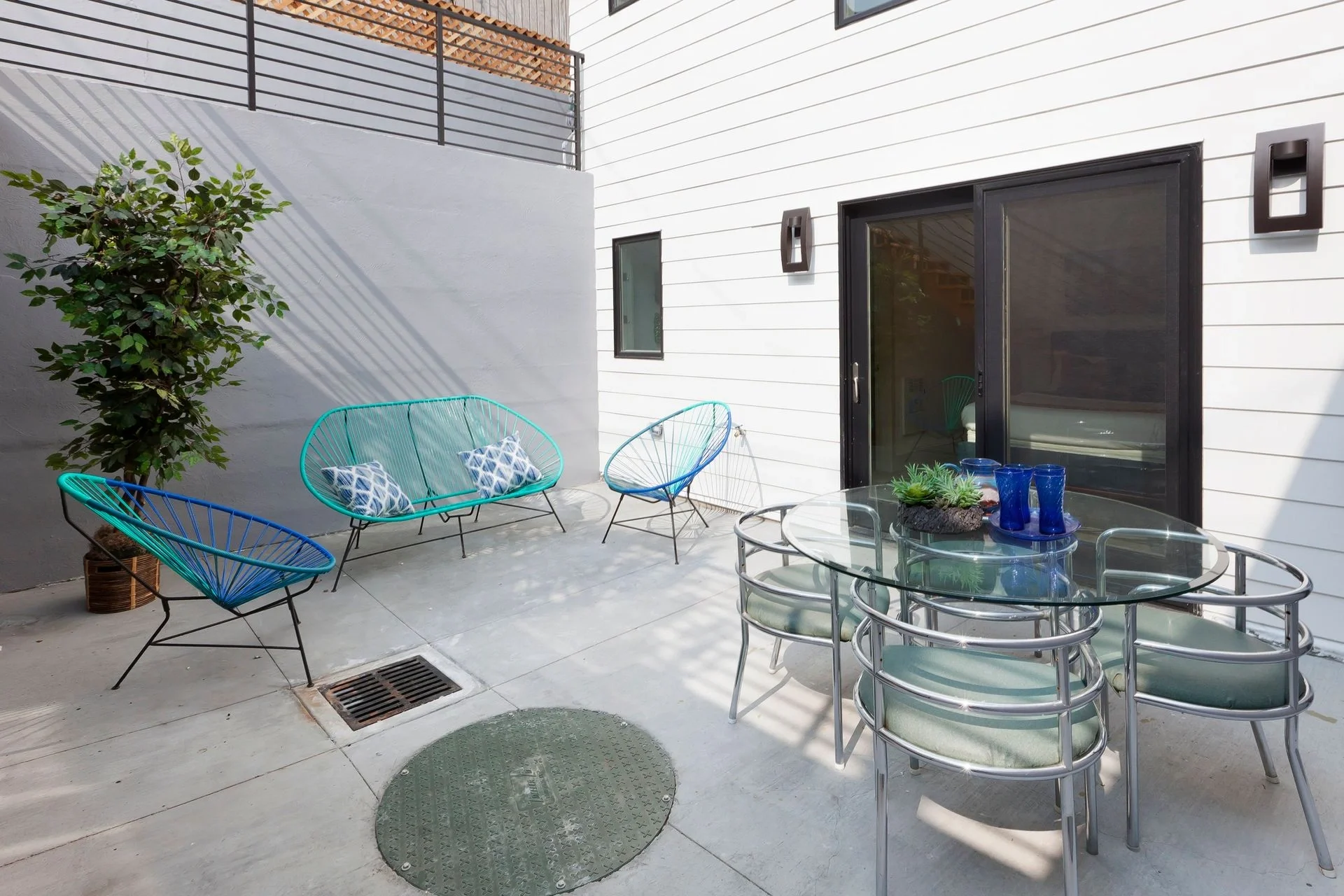Condo courtyard patio with outdoor dining set and privacy fencing — San Francisco Bay Area general contractor