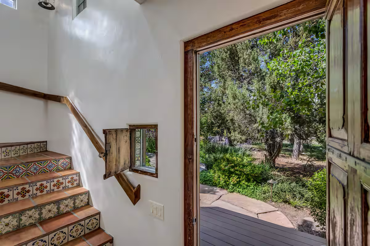 Guesthouse ~ entryway.png