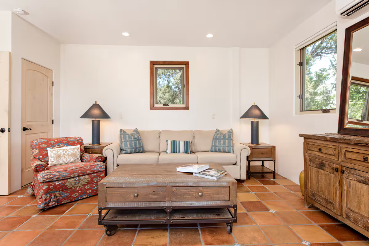 Guesthouse - living room with pull out sofa.png