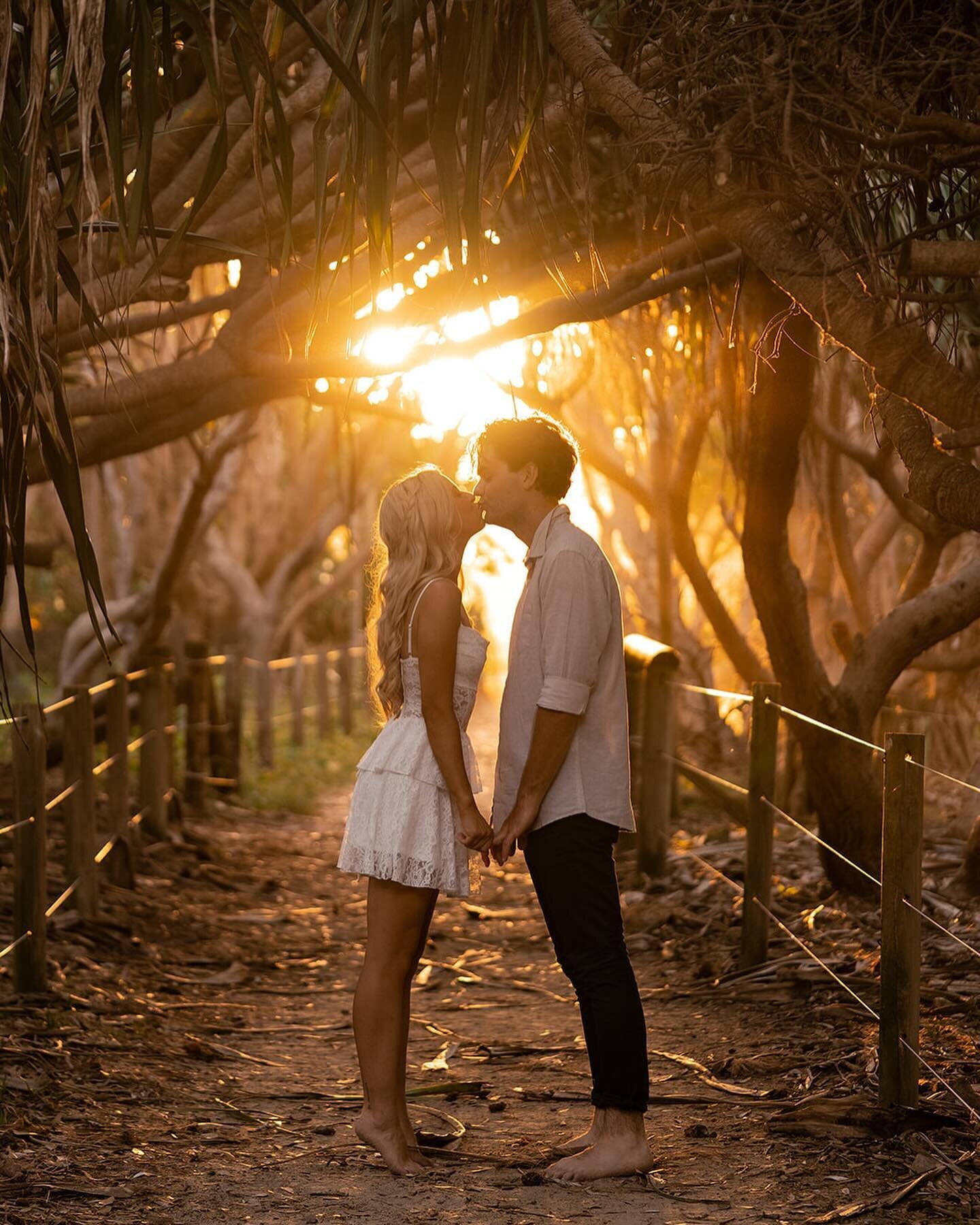 Golden goodness for Brianna + Cailan&rsquo;s engagement session ✨

#engagementsession #engagementshoot #engagementphotography