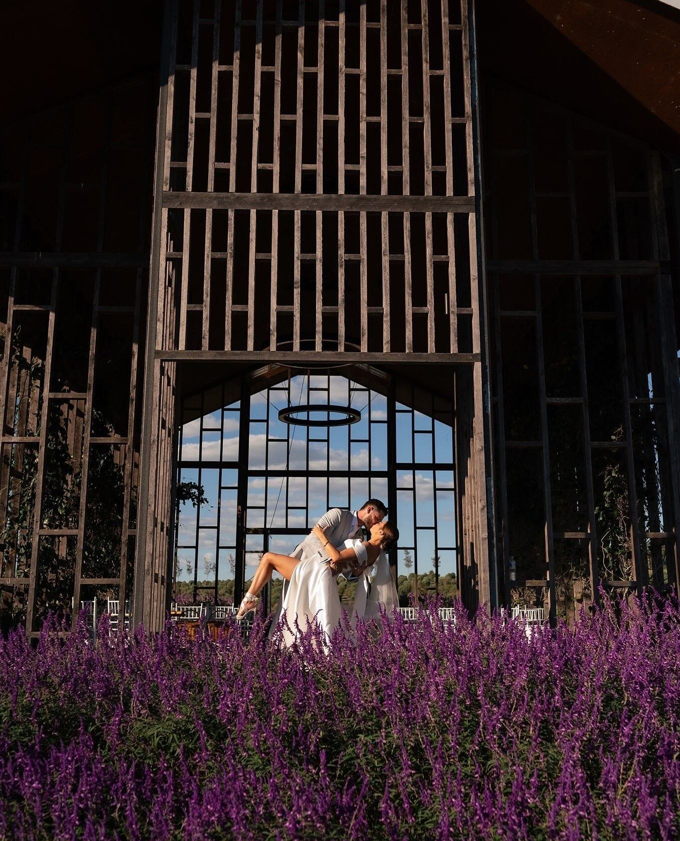 Jemma + Tyson&rsquo;s dream wedding day 💫⁠
⁠
Wedding suppliers:⁠
⁠
Photographer @figtreepictures⁠
Venue @kooroomba_weddings⁠
Celebrant @lovebirdscivilcelebrant⁠
Florist @bloomsbybridie⁠
Dress @whitelilycouture⁠
Hair + Makeup @blushdbrides⁠
Cake @pet