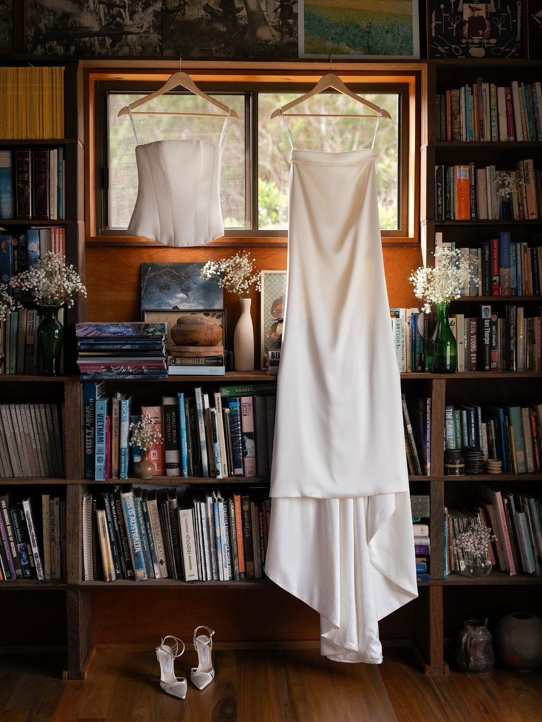 On the day of Samantha + Shaun&rsquo;s wedding, we were welcomed into this beautiful room at the family home 🤍 What a unique and sentimental space for her bridesmaid&rsquo;s first look! ⁠
⁠
Photographer @figtreepictures⁠
Venue @botanica.plantationho