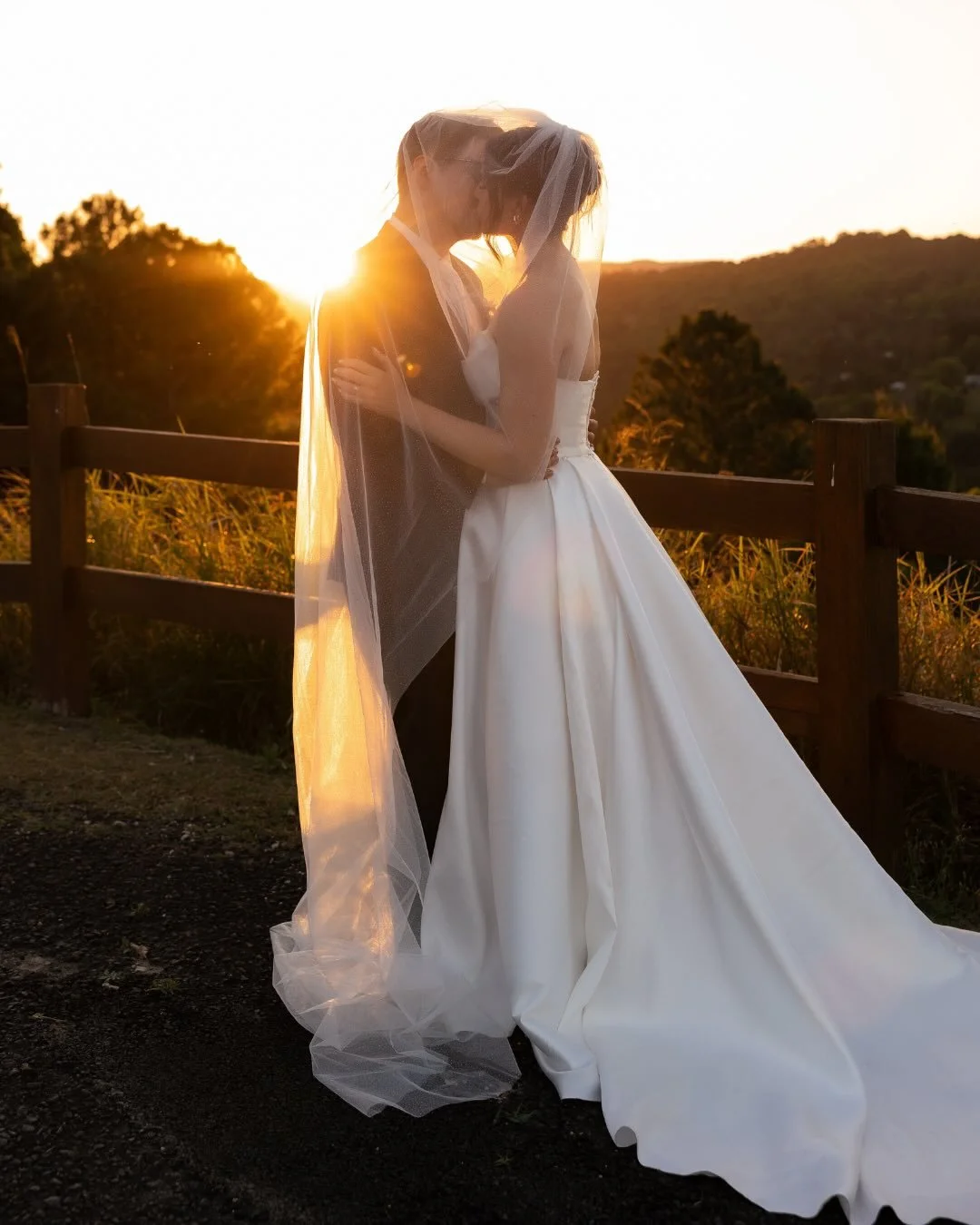 Sunlit moments with Jessica + David ✨

Venue @summergroveestate 
Celebrant @chantellecreativeco 
Dress @sentani_boutique 
Bridesmaid dresses @billy_j_boutique 
Hair and Makeup @natalielucasbridal 
Entertainment @chantellecreativeco 
Cake @bakedbymeli