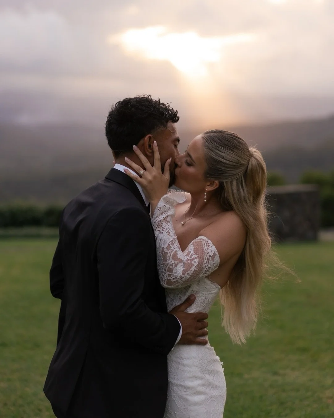 Tori + Mateus&rsquo; day is proof that cloudy days can be pure magic. Moody skies, soft light, and all the drama in the best way.⁠

Photographer @figtreepictures⁠
Venue @theolddairymaleny⁠
Celebrant @sommersaunder_celebrancy⁠
Content creator @icaptur