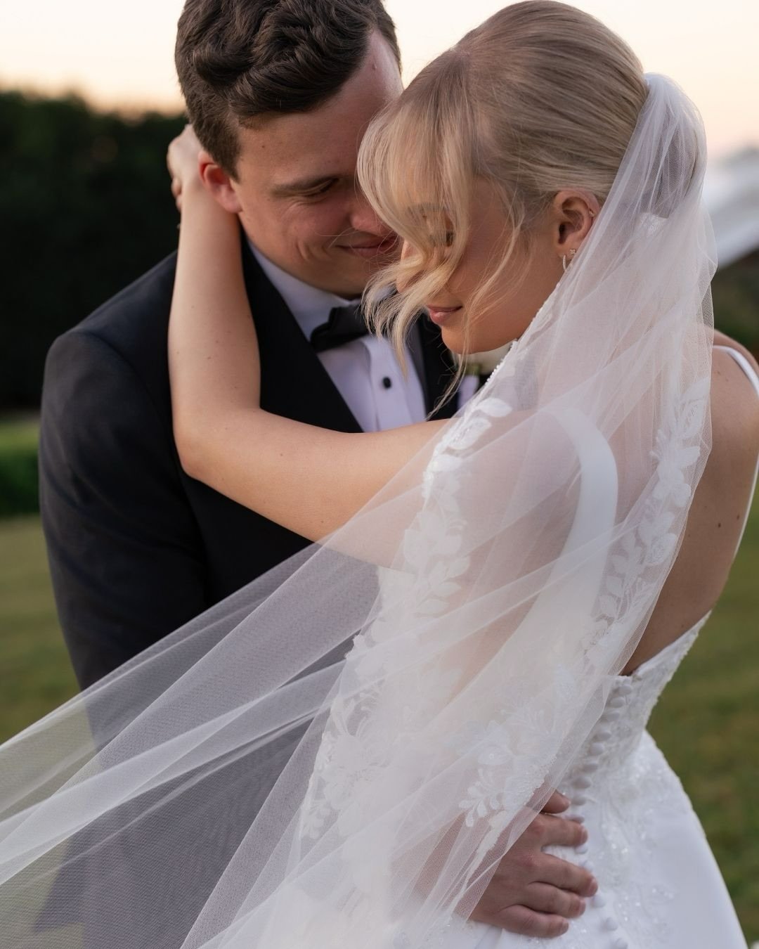 Sunset moments with Mel + Nick. ⁠
⁠
Photographer @figtreepictures⁠
Venue @summergroveestate⁠
Celebrant @thesurfingcelebrant⁠
Florist + Stylist @arcticfox_events⁠
Videographer @sunnydayfilms⁠
Dress @missstellayork⁠
Suit @bentexsuitsaus⁠
Makeup @kim_na
