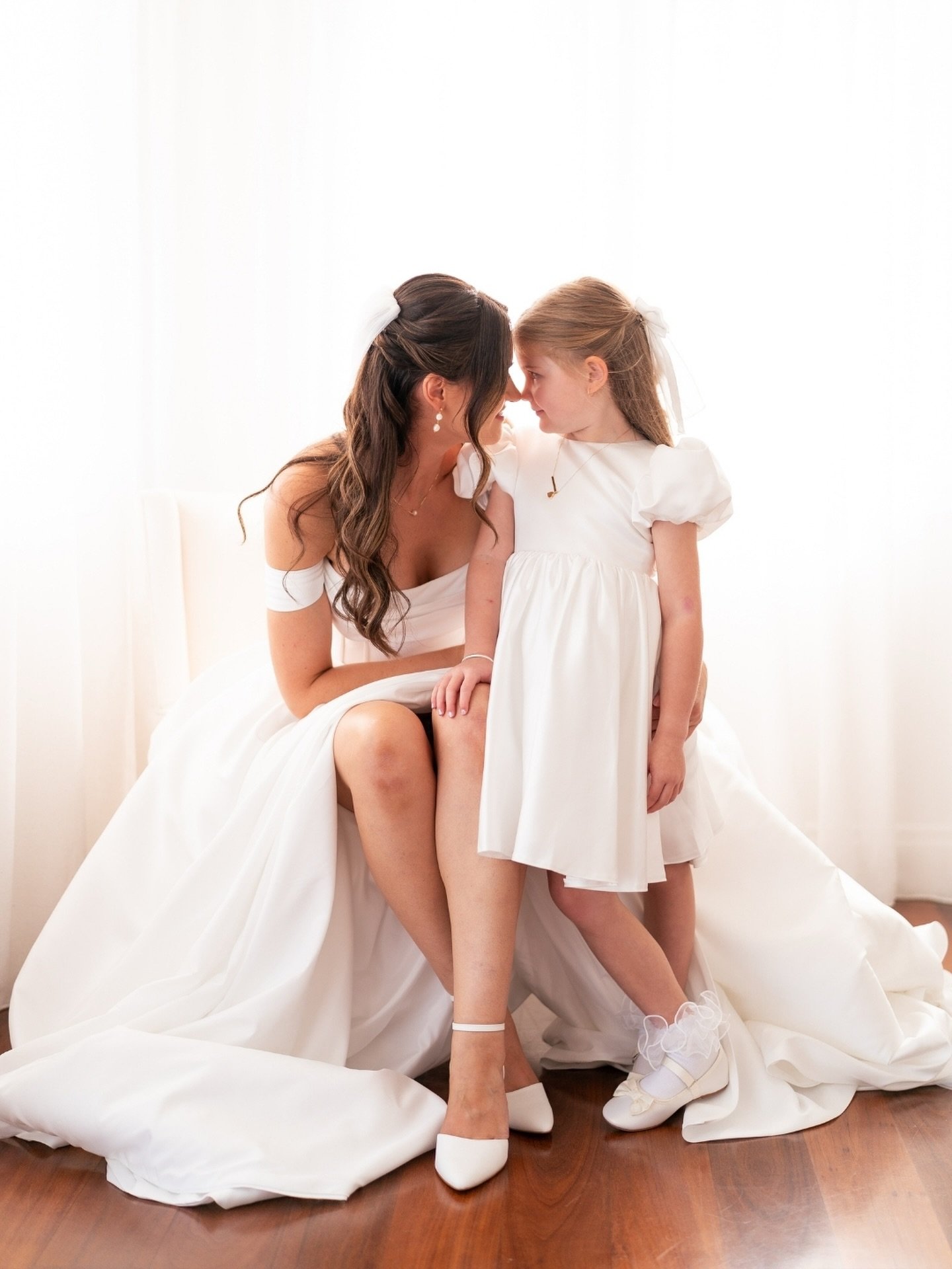 The sweetest moments with our beautiful bride Ashley and her little one ❤️ On Mother&rsquo;s Day, we&rsquo;re thinking of and celebrating mothers of every kind. 
⁠
Photographer @figtreepictures⁠
Venue @botanica_plantationhouse 
Celebrant @bestcelebra