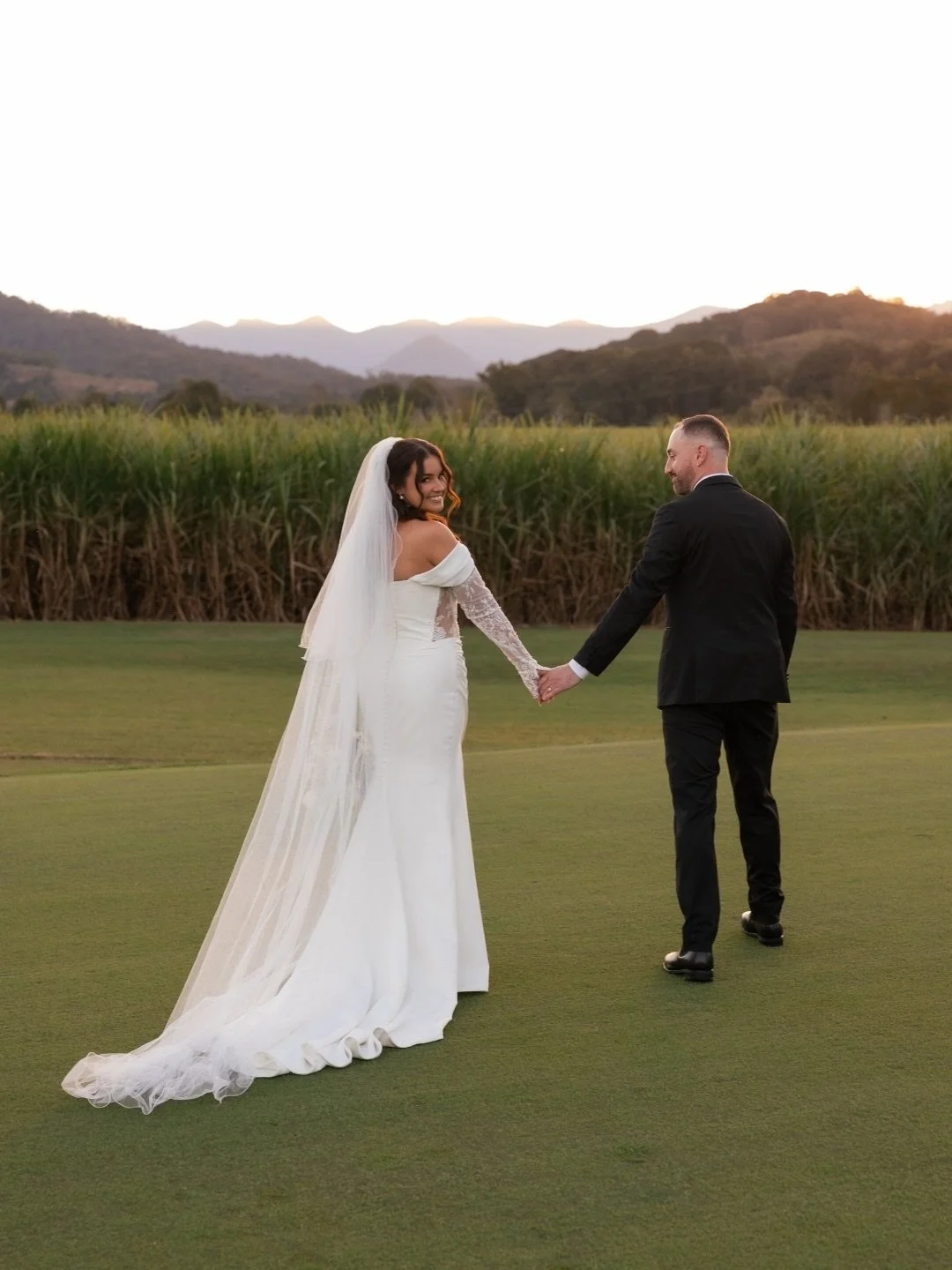 Rebecca + Jack&rsquo;s wedding on the Tweed Coast 🤍 How beautiful to watch their big day unfold against the backdrop of these majestic mountains. 

Photographer @figtreepictures
Venue @murwillumbah_golf_club 
Celebrant @justjessceremonies 
Florist @