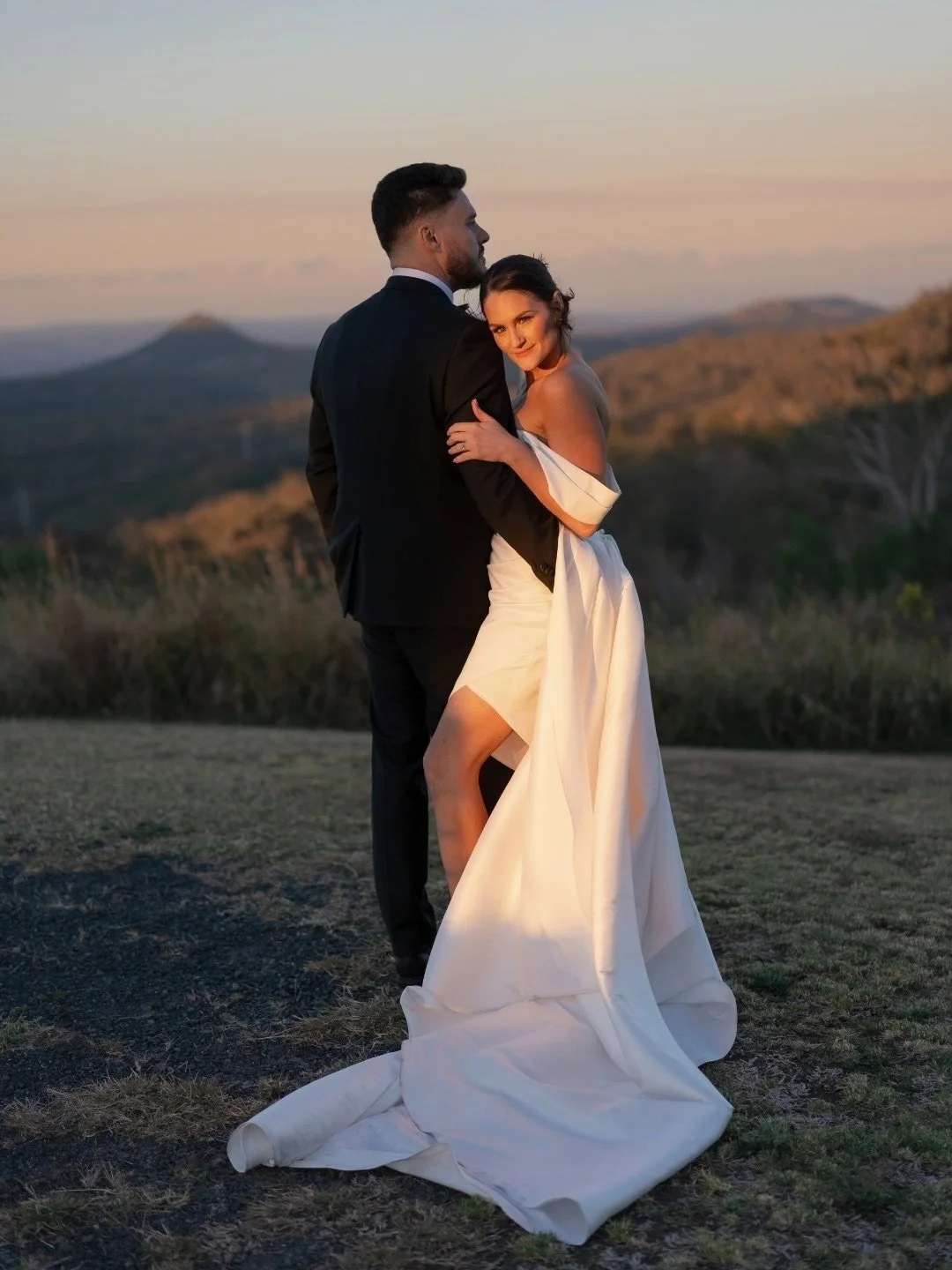 Beautiful golden moments with the lovely Jess + Callum 💛

Photographer &amp; videographer @figtreepictures
Venue @prestonpeakfunctions 
Celebrant @bb.celebrancy 
Florist @enchantedfloristtoowoomba @the.fauxstudio
Content creator @onyourdaybestie
Dre