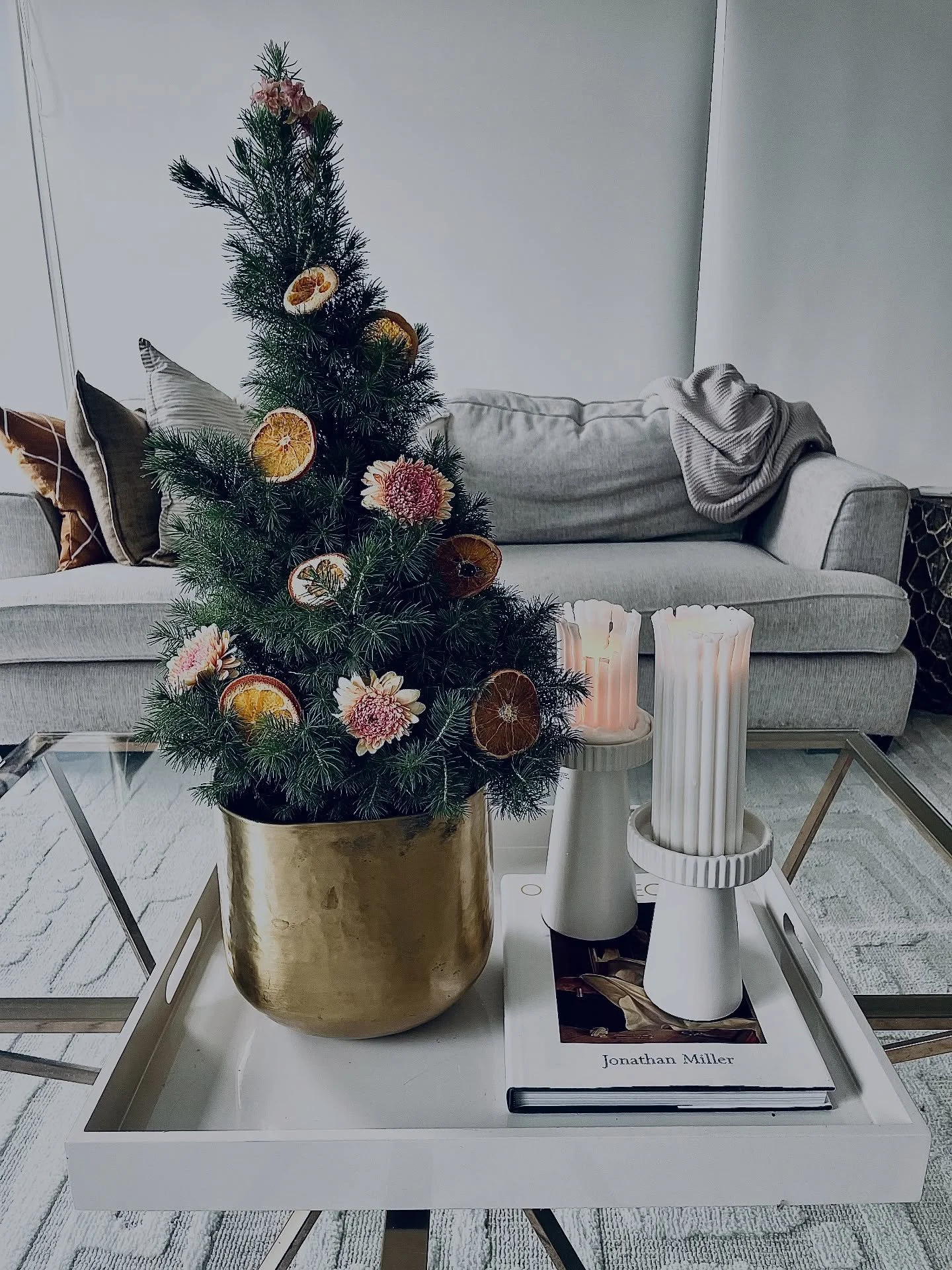 Is it time to &lsquo;soft launch&rsquo; your Christmas?  This is what my studio buddy @rach_mayne_art_ calls it when she brings out her first round of Xmas decorations after Halloween.  This little tree is such a non-intrusive way to do it and you ca