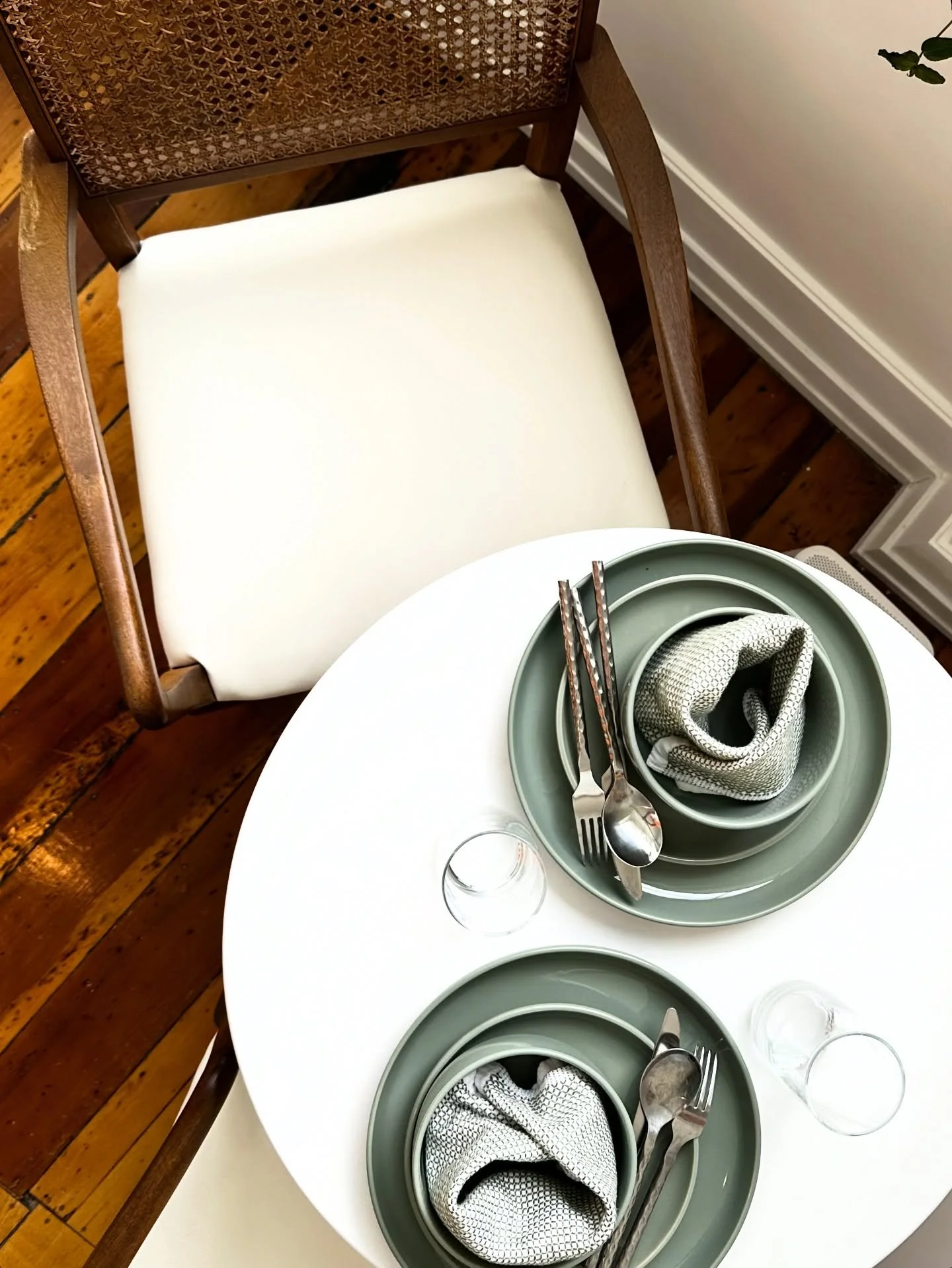 Want to know how we did this for under $1000?  Staging a property for sale doesn&rsquo;t mean you have to use a stager + spend thousands on renting furniture each week.  This studio in the Heritage in Auckland is about to be for sale so we gave it a 