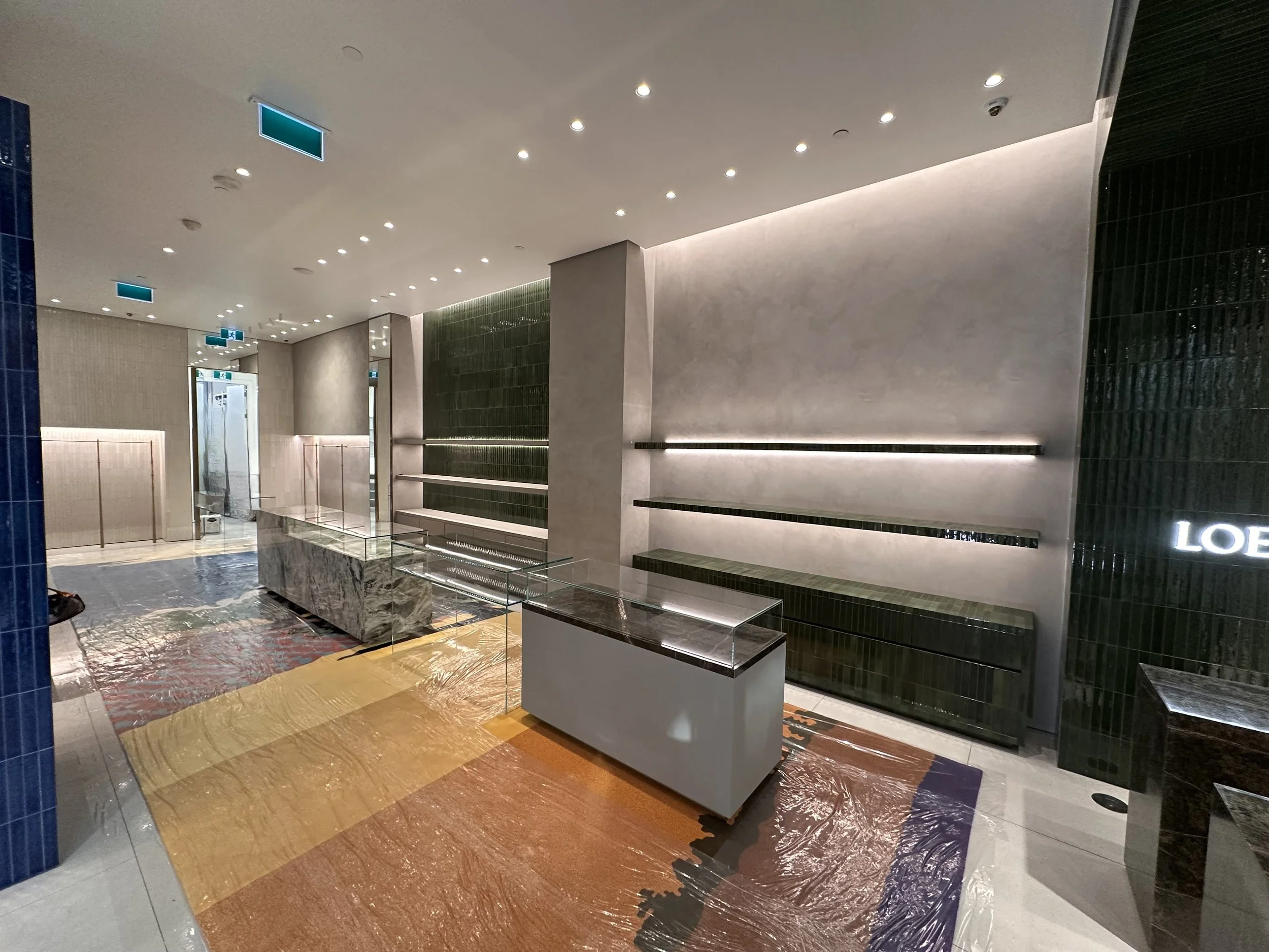 The Loewe store features a refined Marmorino Fine plaster finish, hand-applied to achieve a smooth, elegant surface with graceful depth and movement. This traditional lime-based material enriches the space with a quiet sophistication, balancing moder