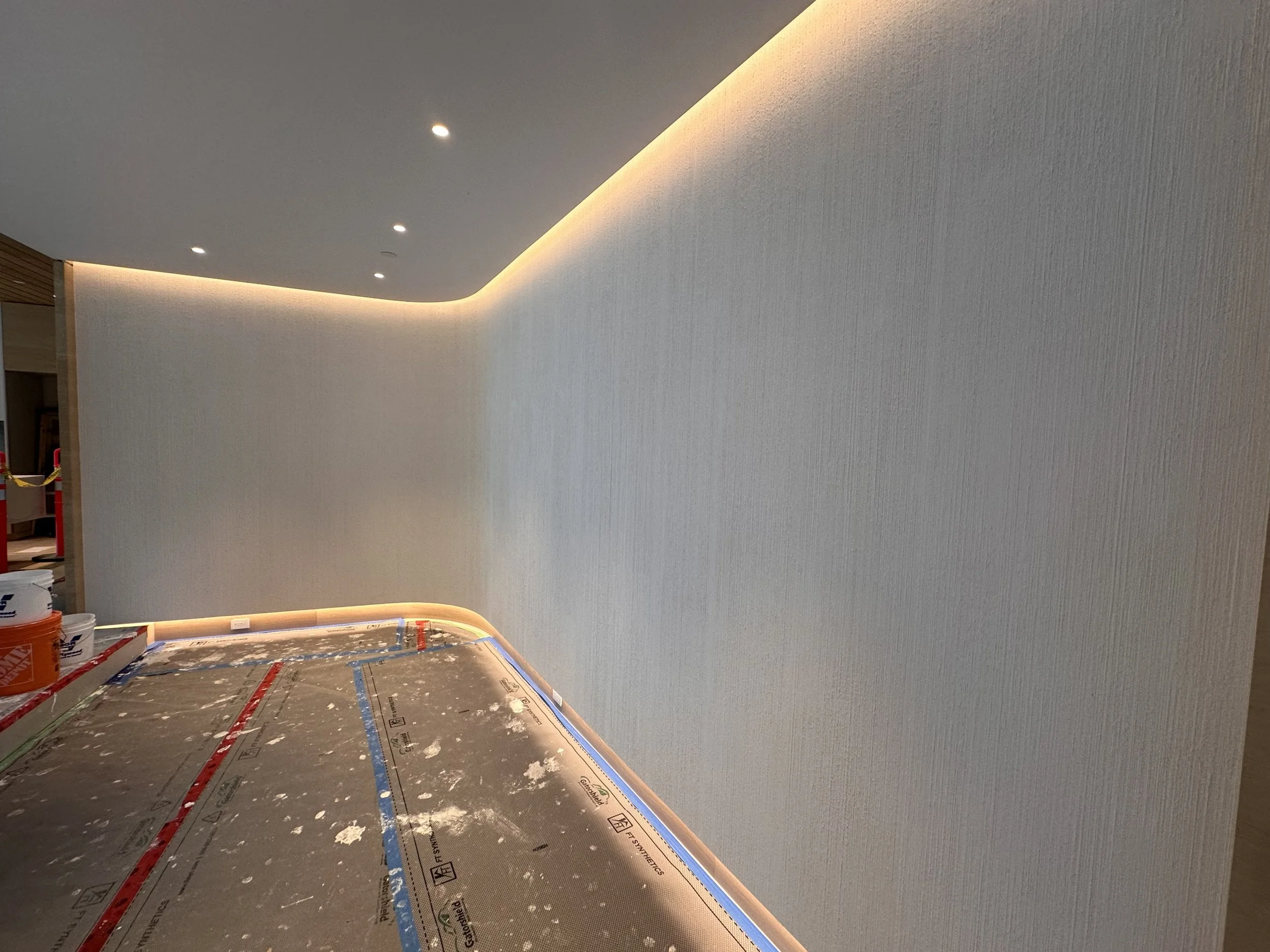 A lime plaster entry wall with a gracefully curved corner define the space. Each line is perfectly plumb, while subtle variations in the drag finish create depth and movement, giving the surface a natural character that is both refined and inviting.