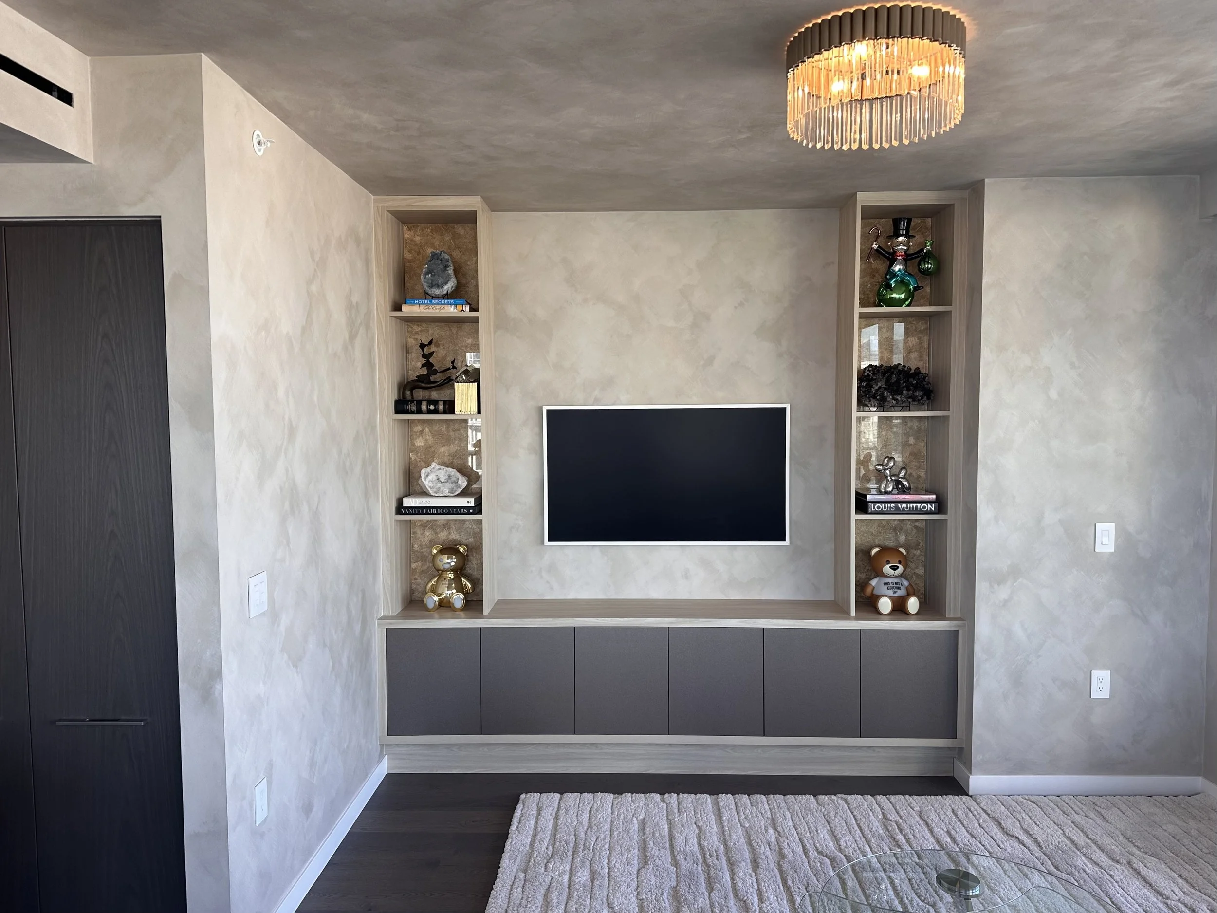 Walls, columns, and ceilings treated with a lime wash in a Marrakech finish, creating a warm, textured surface with subtle depth and character. The artisanal application highlights the natural variations of the plaster, imparting an earthy, handcraft